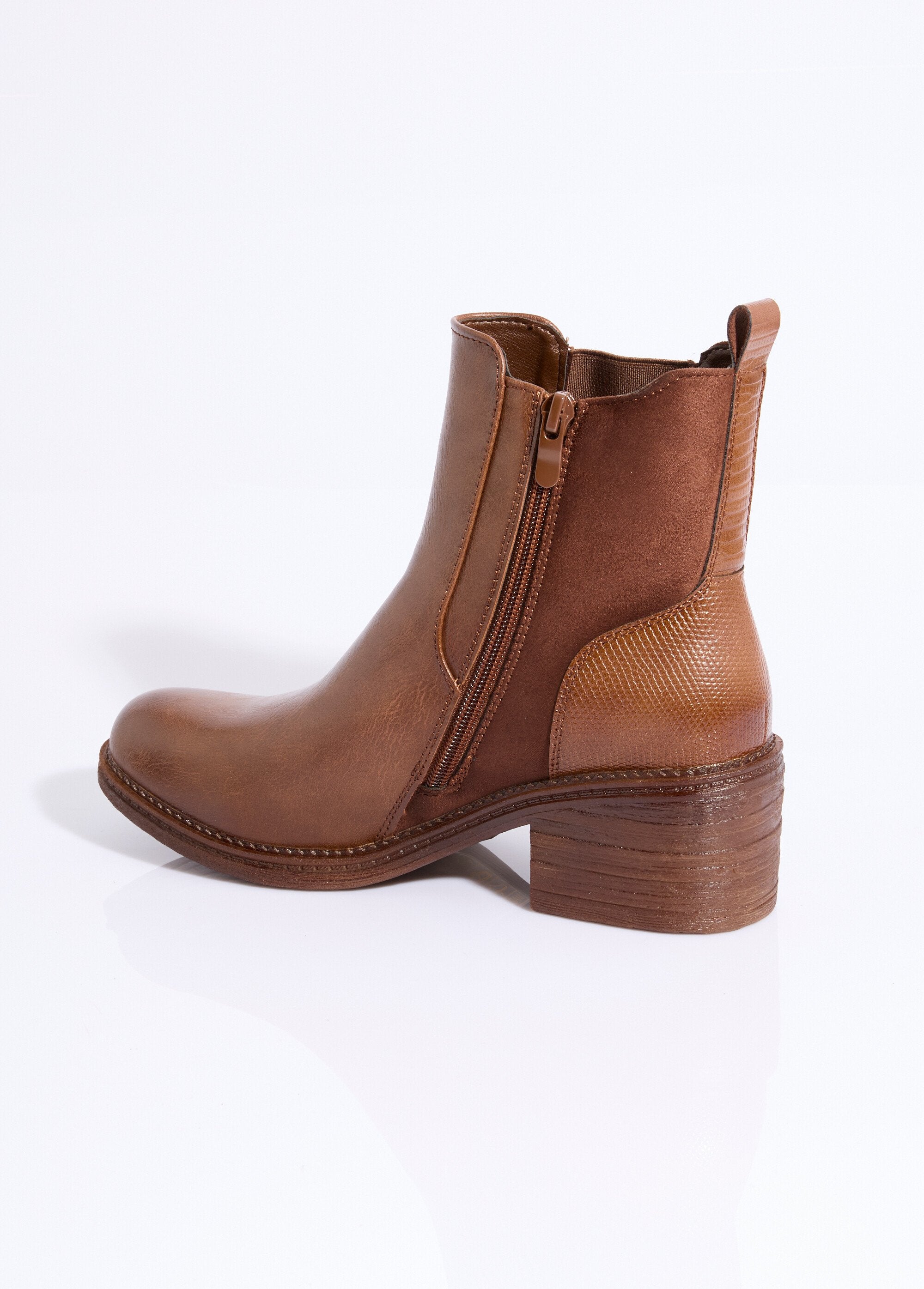 Round-toe_heeled_Chelsea_boots_Brown_DO1_slim