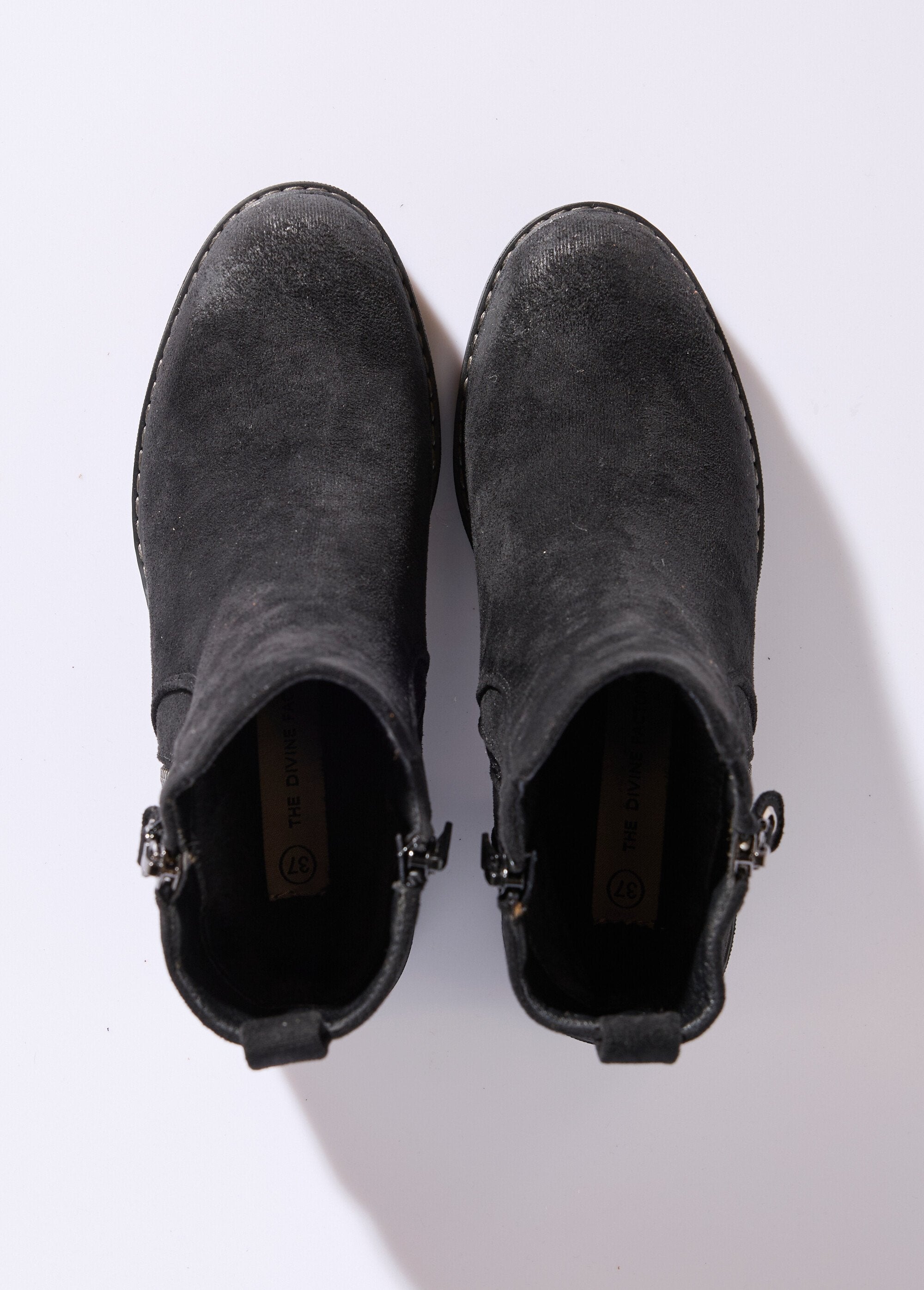 Zipped_heeled_boots_with_used_effect_toe_Black_OV1_slim