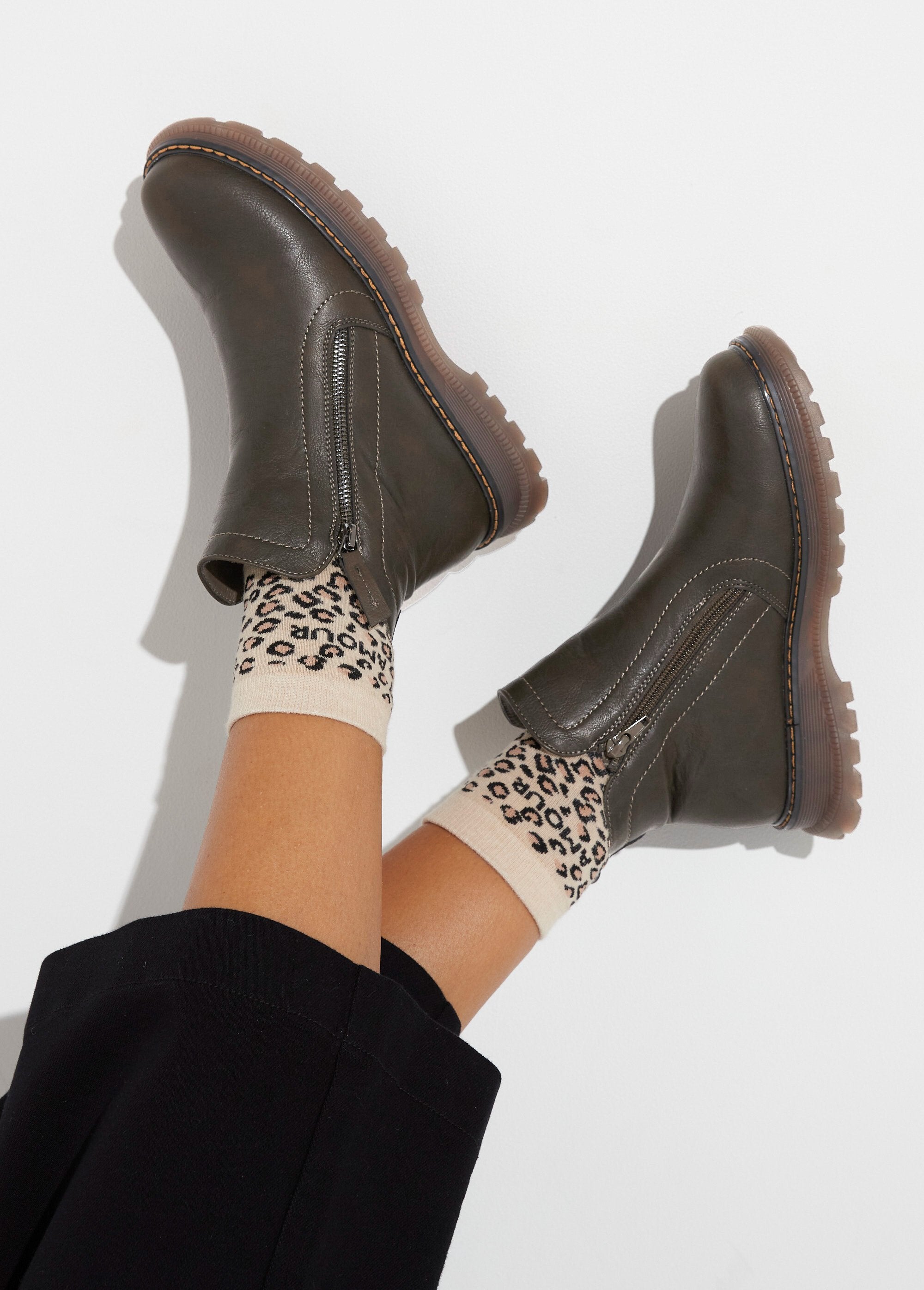 Zipped_boots_with_contrasting_stitching_Khaki_SF1_slim