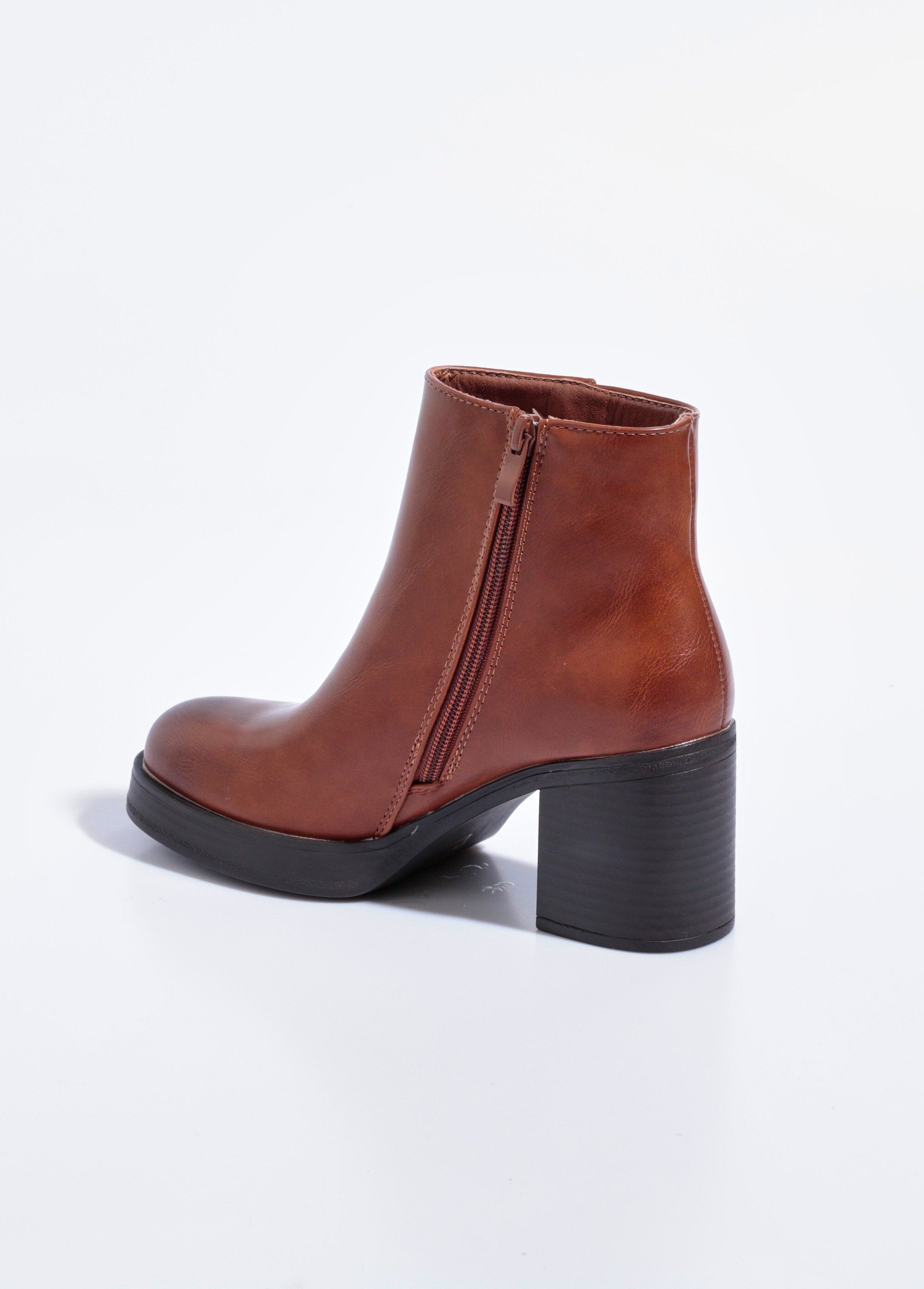 Boots_with_round-toe_heel_and_thick_sole_camel_DO1_slim