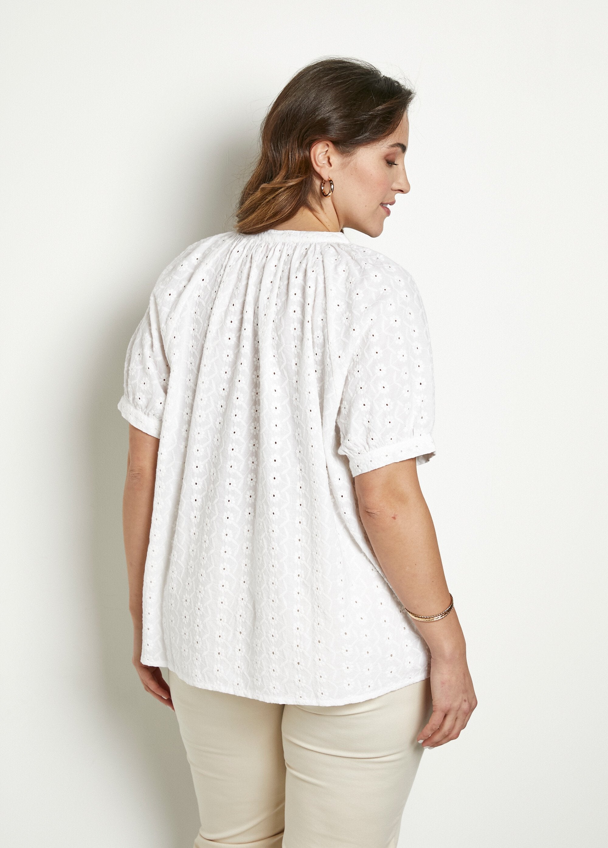 Loose-fitting_embroidered_cotton_blouse_without_collar_White_DO1_curvy