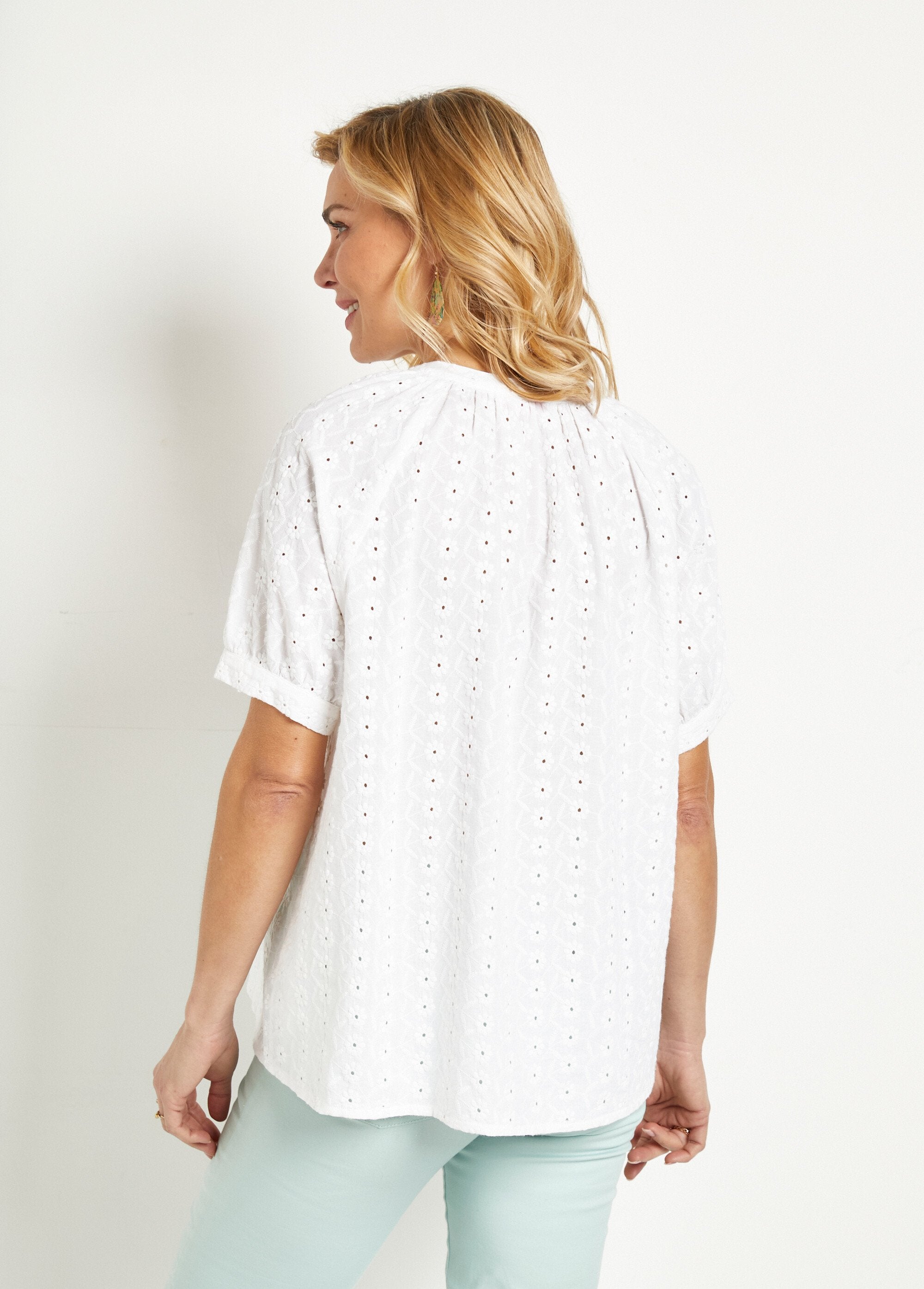 Loose-fitting_embroidered_cotton_blouse_without_collar_White_DO1_slim
