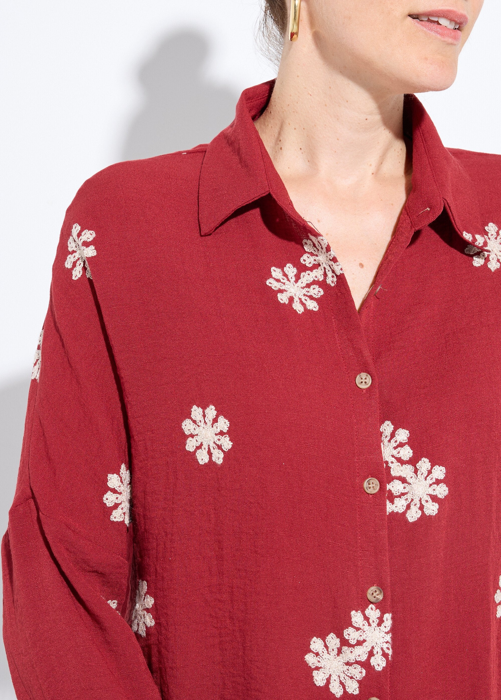 Blouse_with_stylized_flower_embroidery_Bordeaux_DE1_slim