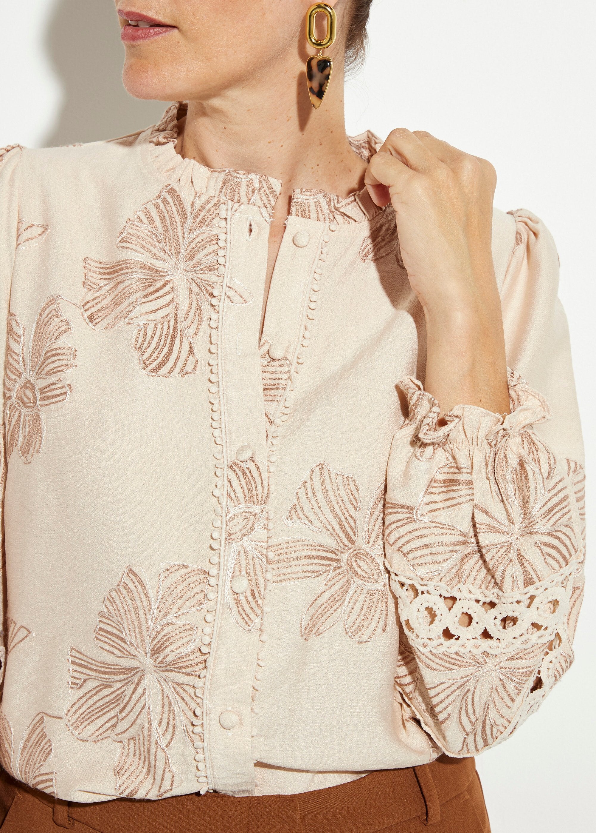 Buttoned_blouse_with_embroidery_and_guipure_Beige_DE1_slim