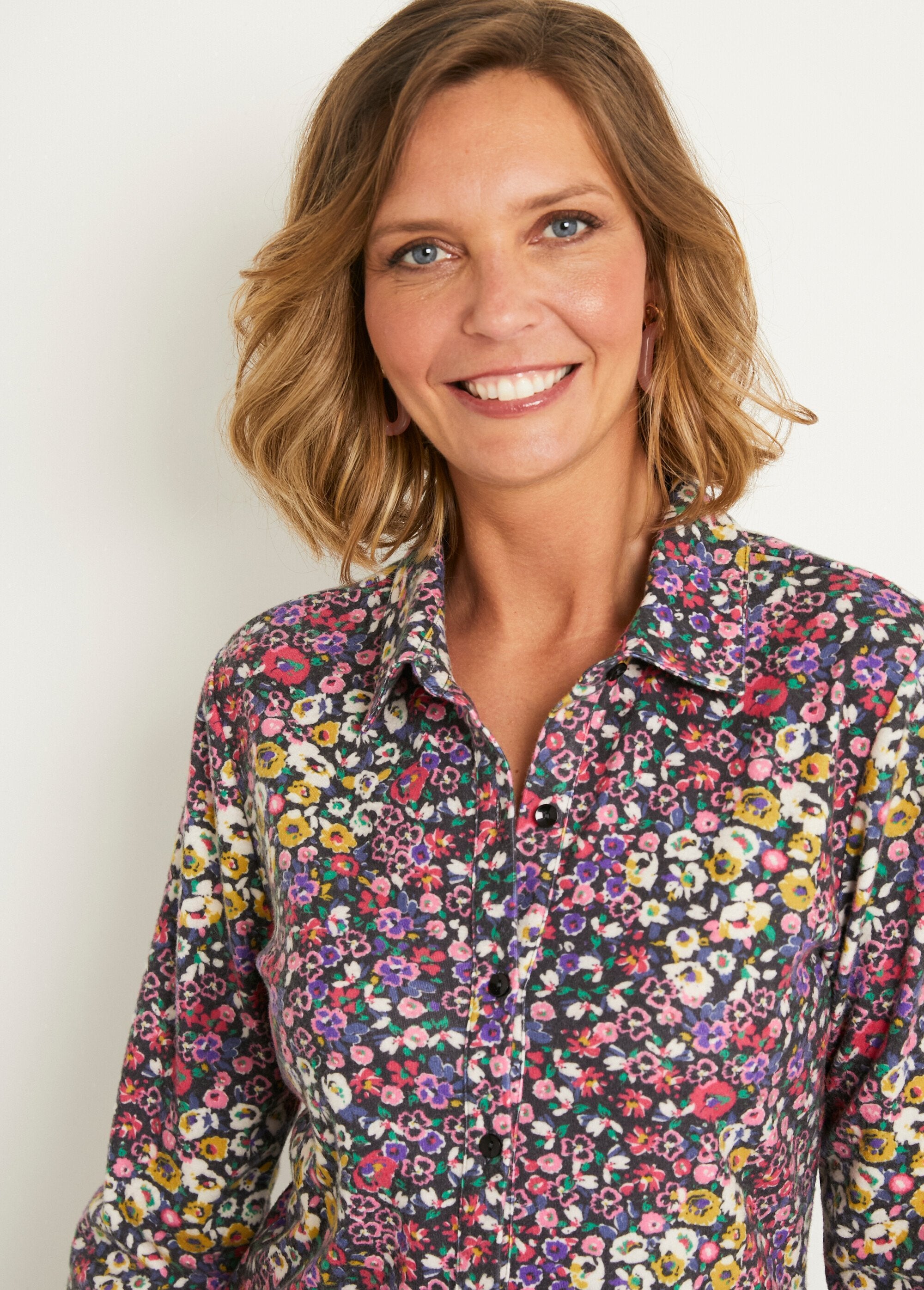 Long_floral_buttoned_blouse_in_warm_knit_Black_and_pink_DE2_slim