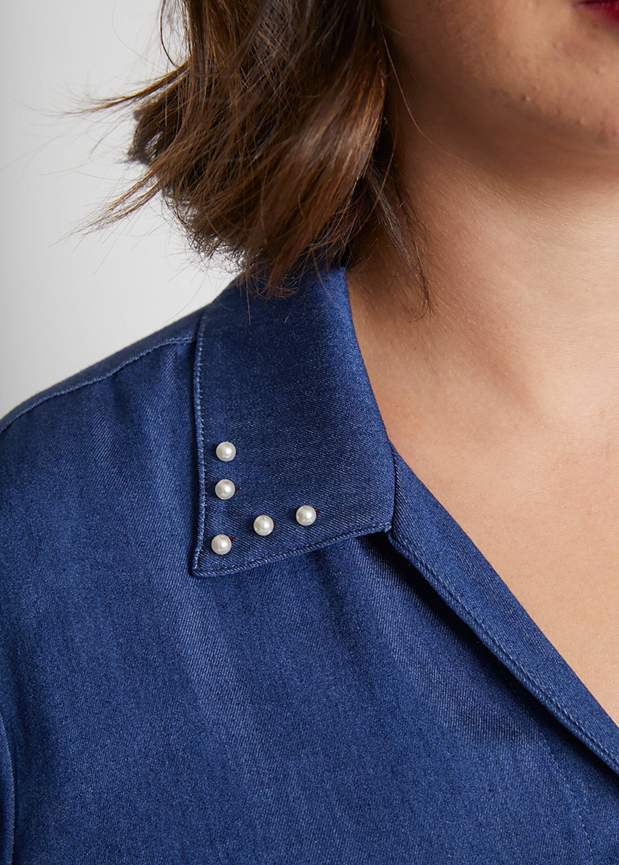 Blouse_in_flowing_fabric_with_jewel_collar_Blue_DE2_curvy