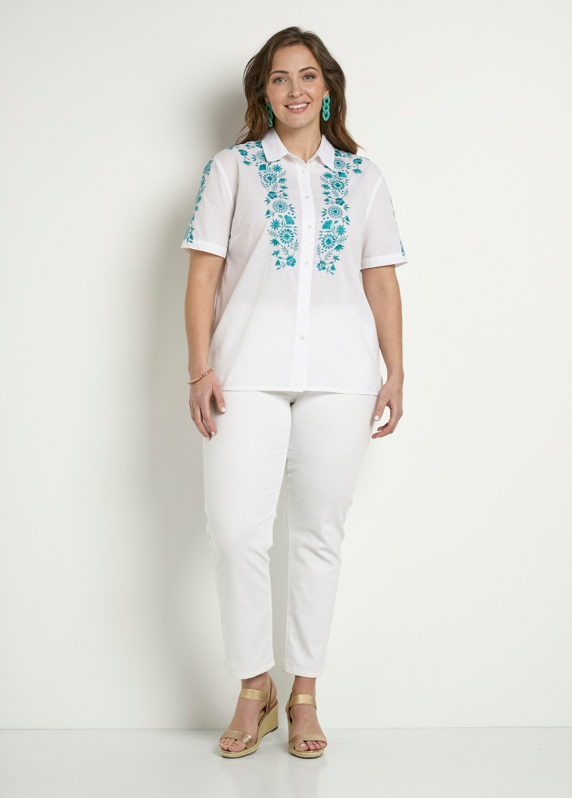 Long_embroidered_cotton_blouse_with_short_sleeves_Blue_and_white_SF1_slim