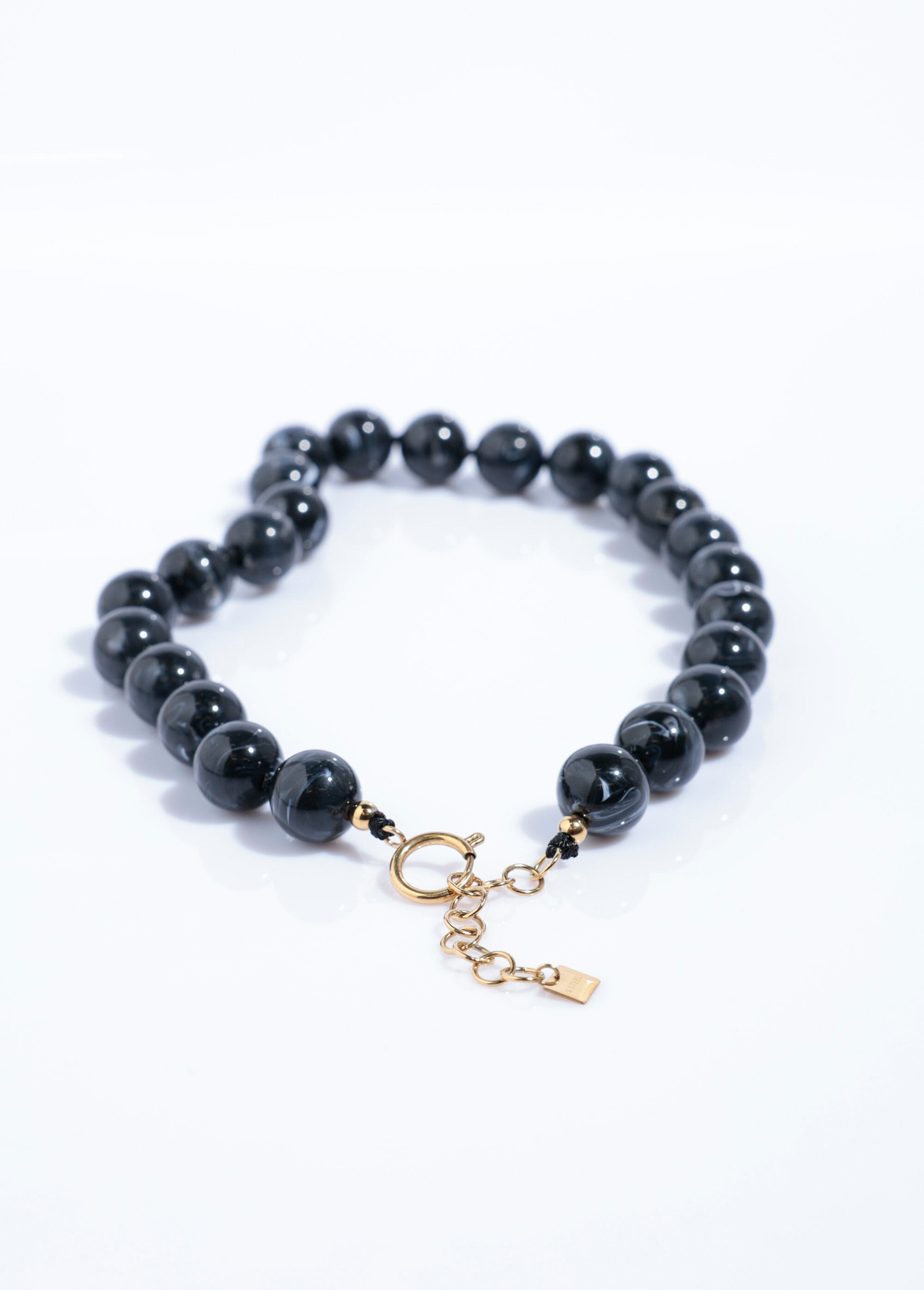 Short_necklace_with_round_marbled_beads_Black_DE2_slim