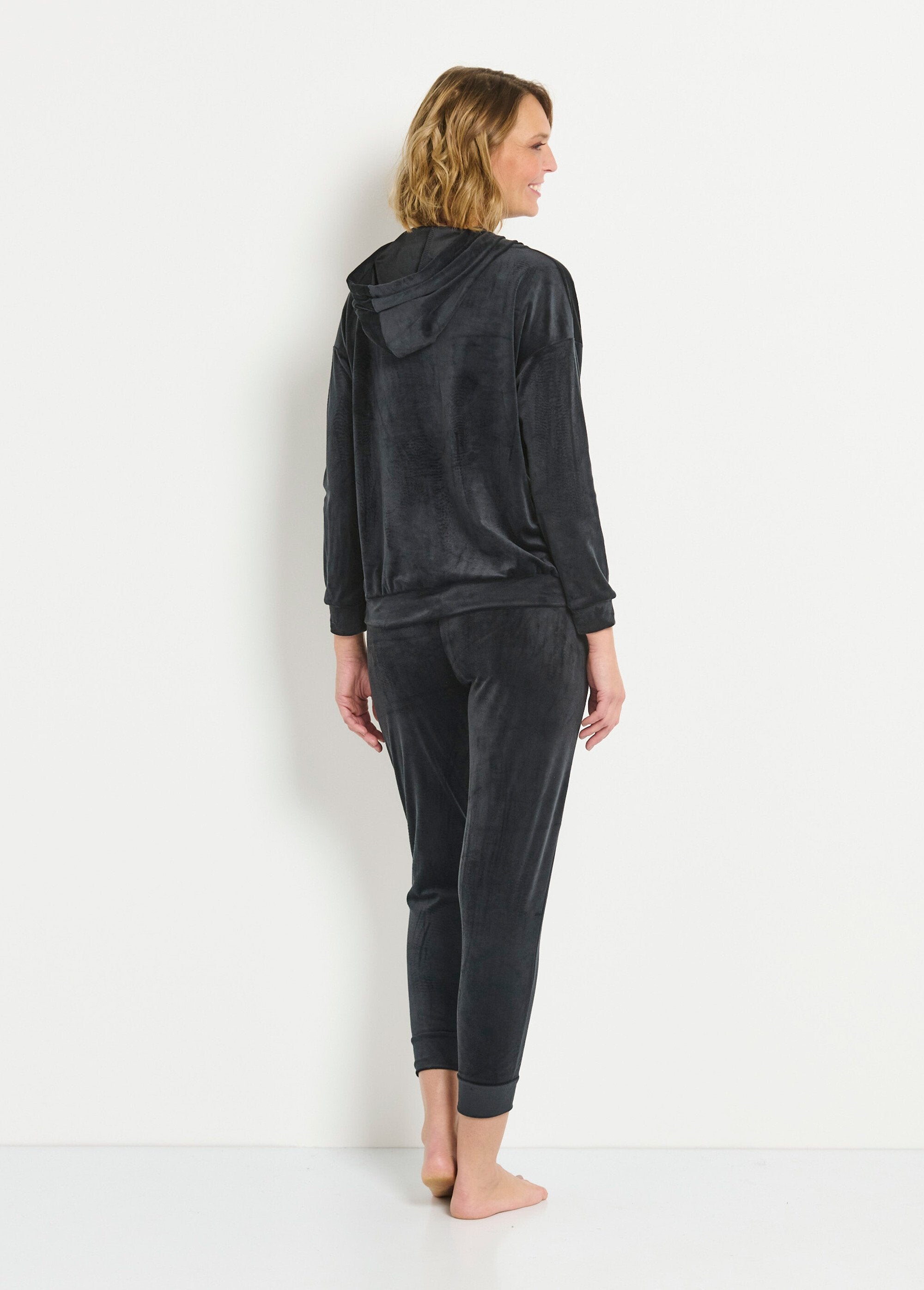 Hooded_velvet_pajamas_Black_DO1_slim