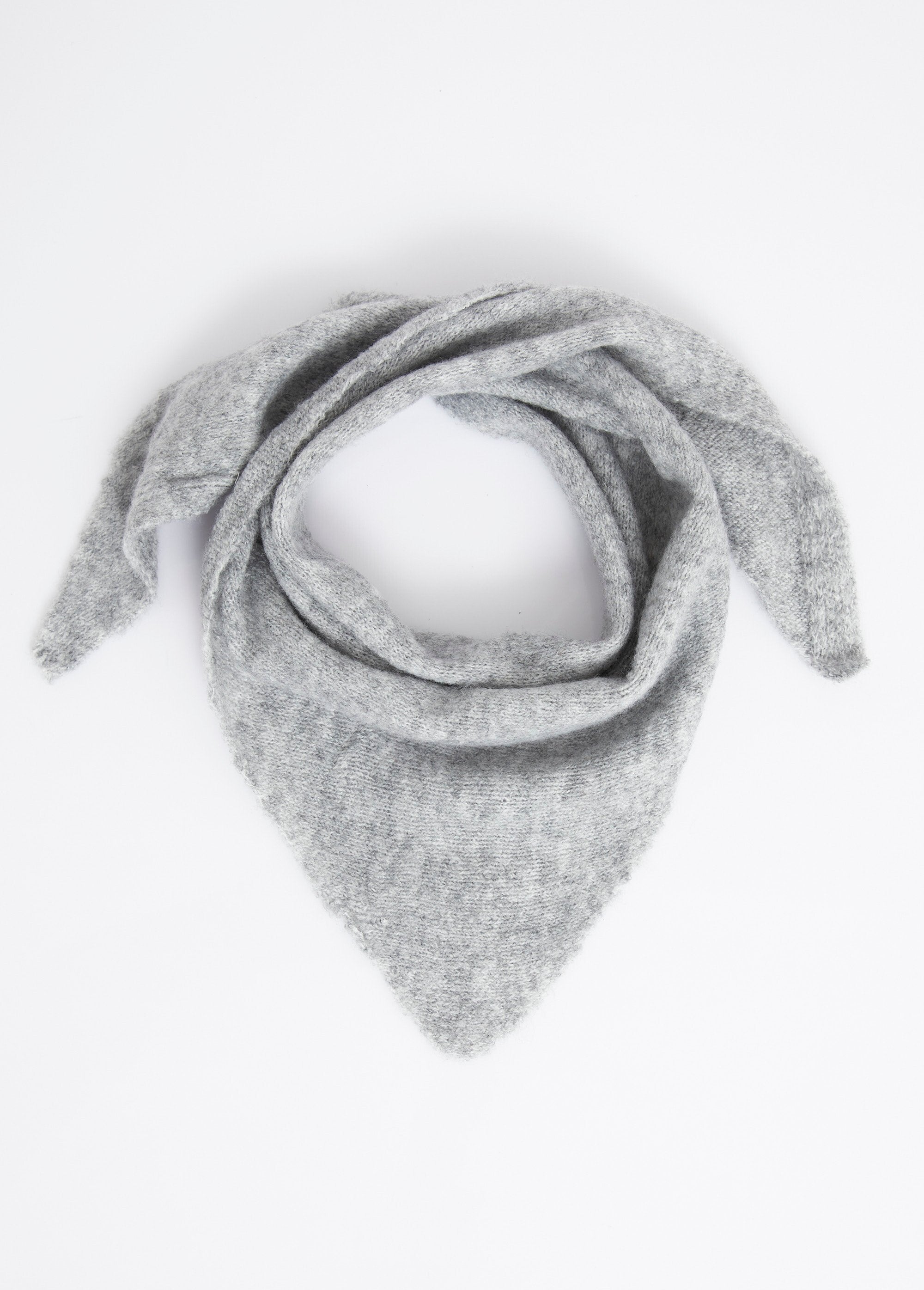 Plain_triangle_scarf,_with_wool_Gray_FA1_slim