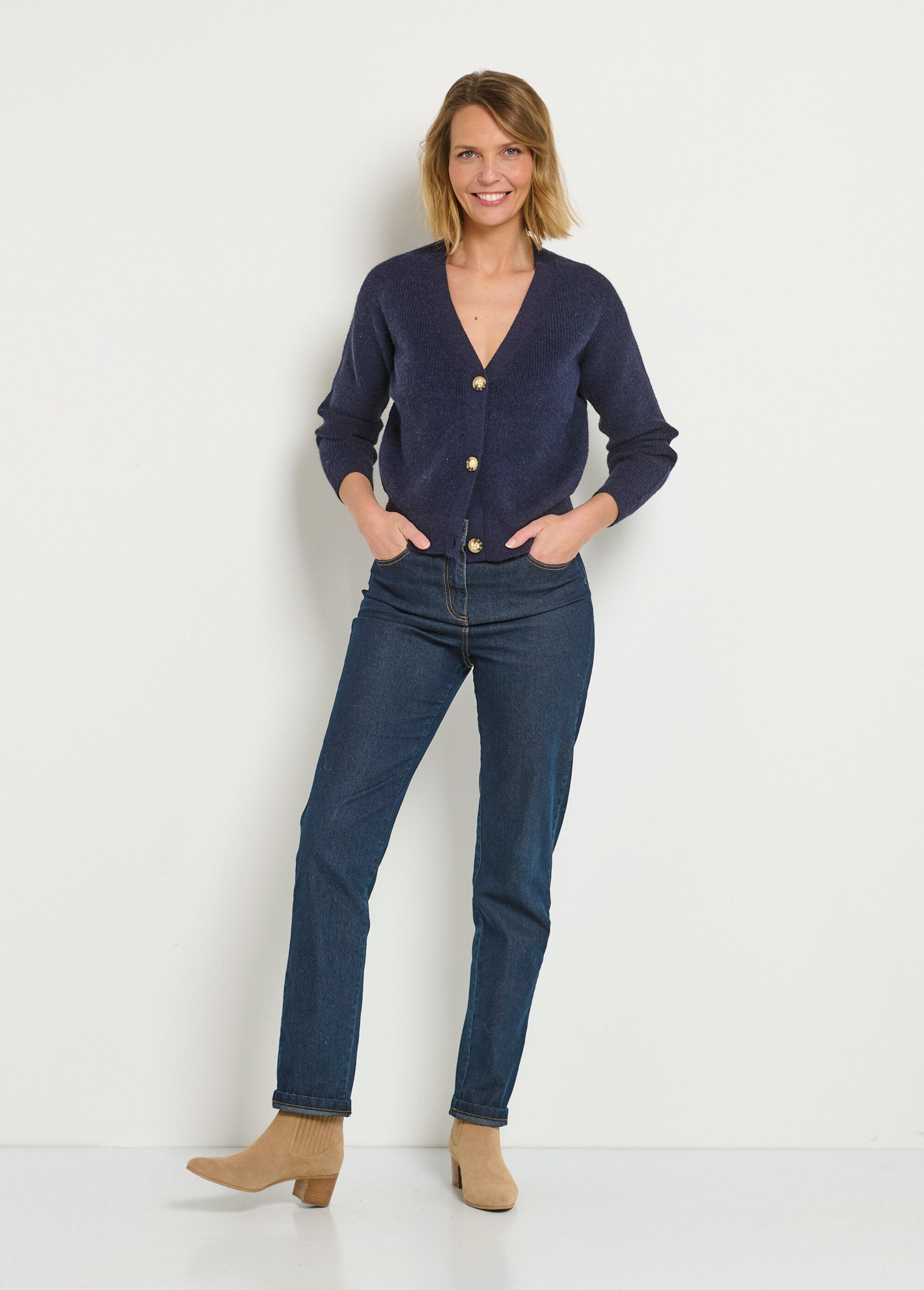 Short_V-neck_cardigan_with_contrasting_buttons_Marine_SF1_slim