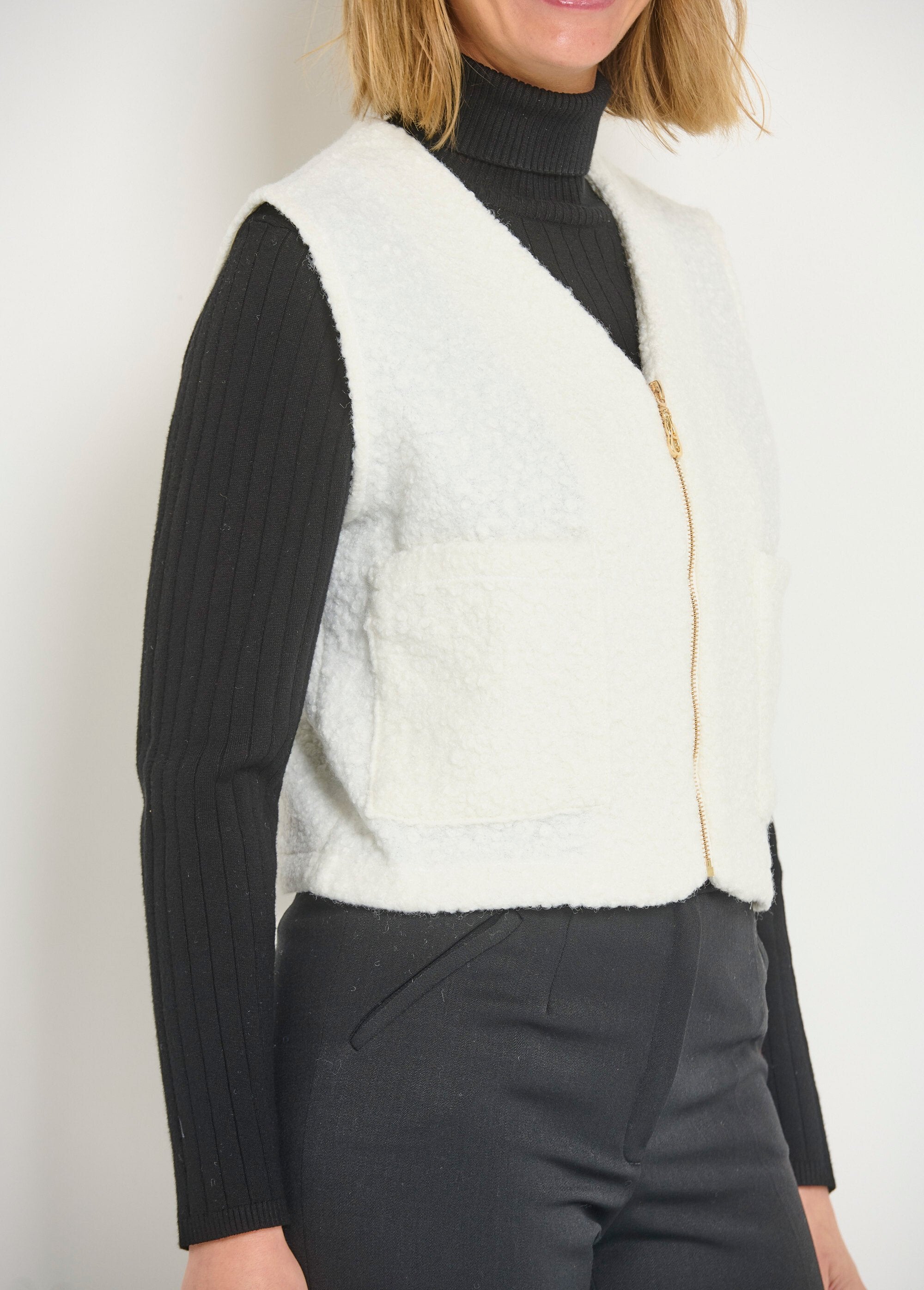 Sleeveless_zipped_vest_with_a_woolly_feel_Ecru_DE2_slim