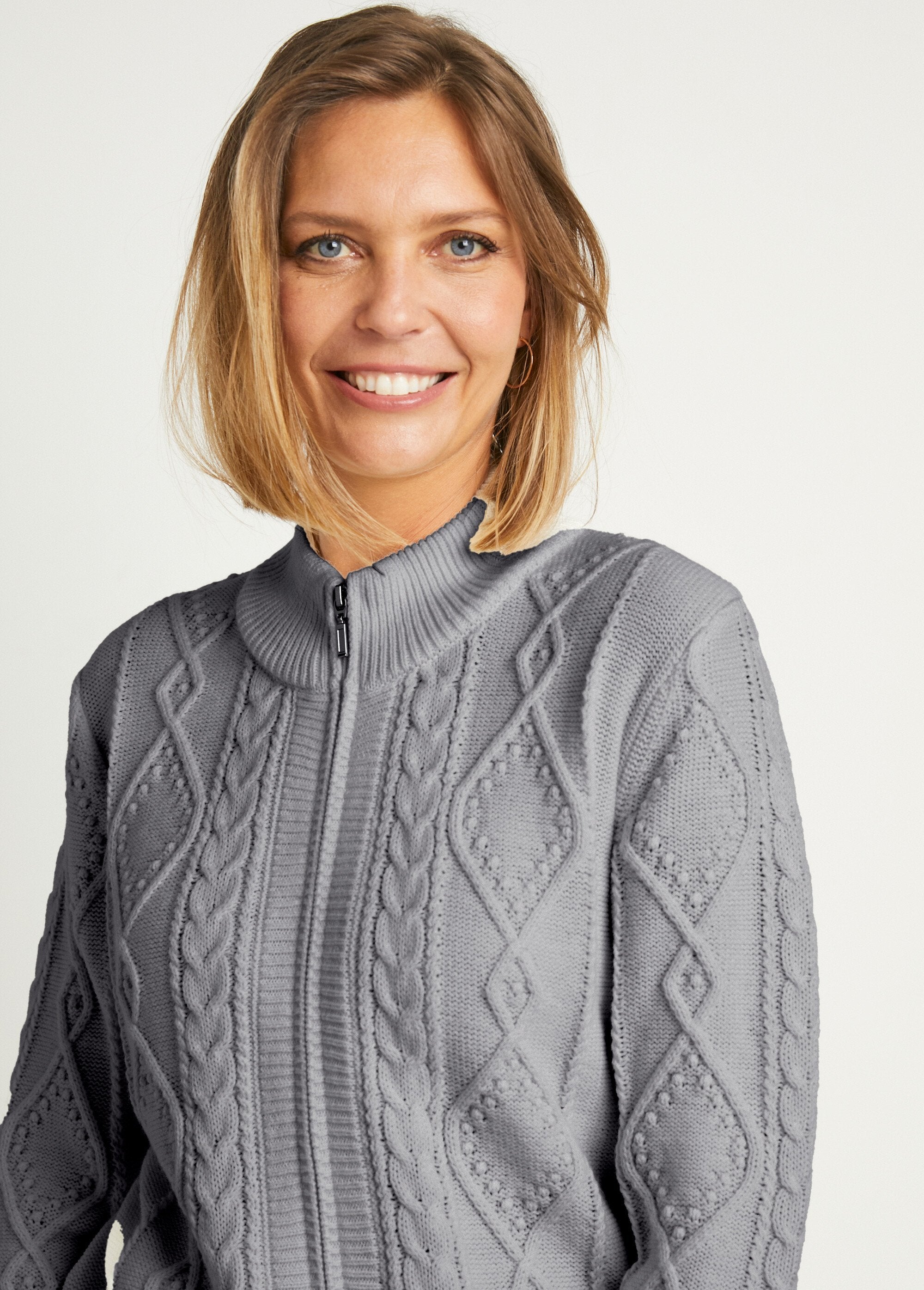 Warm_zipped_cardigan_with_cable_high_collar_Gray_DE1_slim