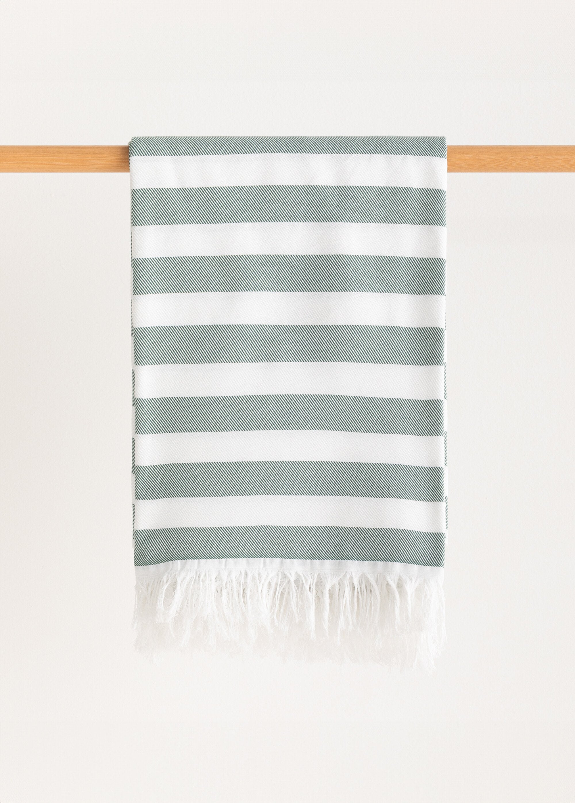 Large_striped_cotton_beach_towel_Green_stripe_DE2_slim