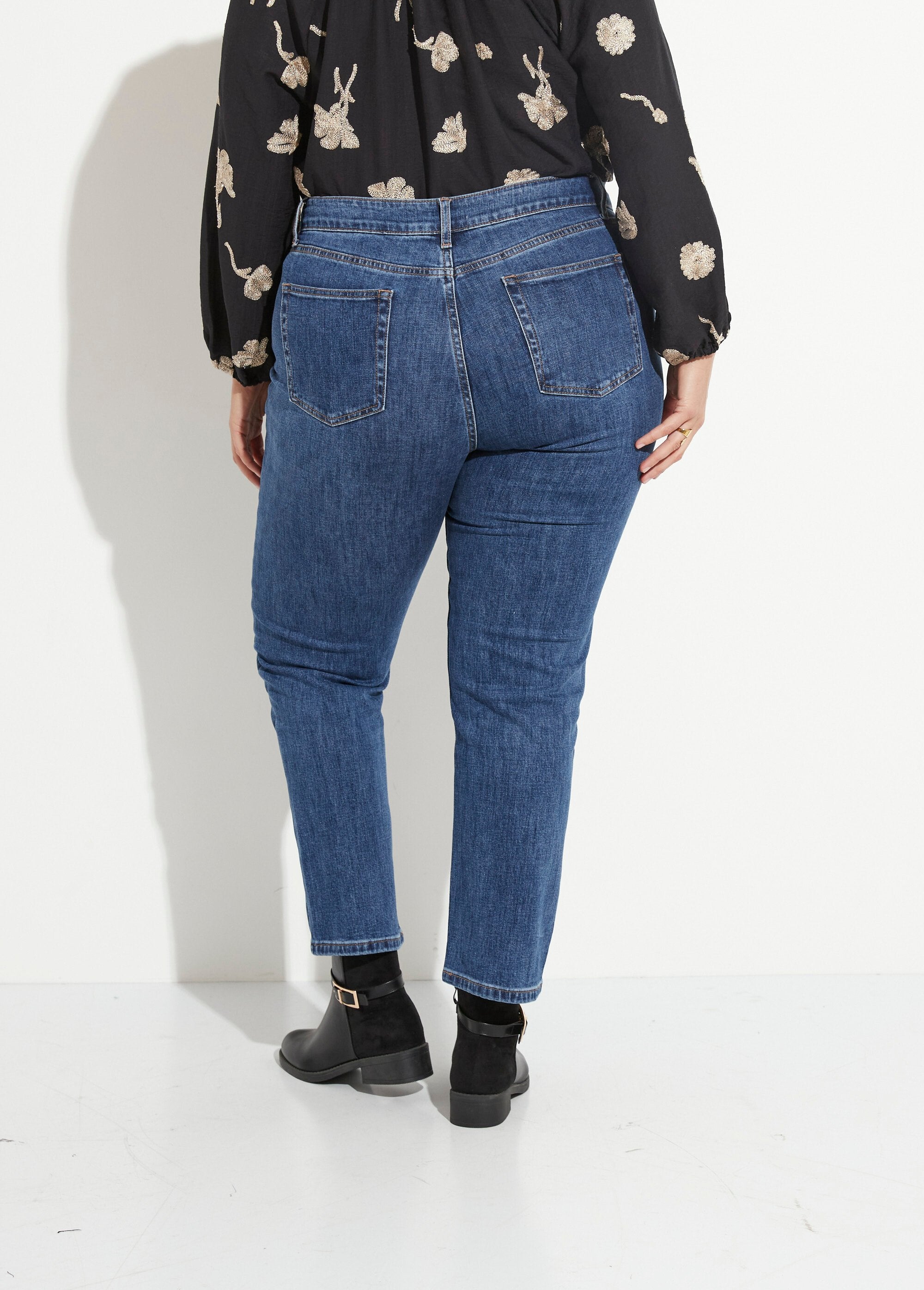 Denim_mom_jeans,_PLUS_SIZE_special_Medium_denim_DO1_curvy