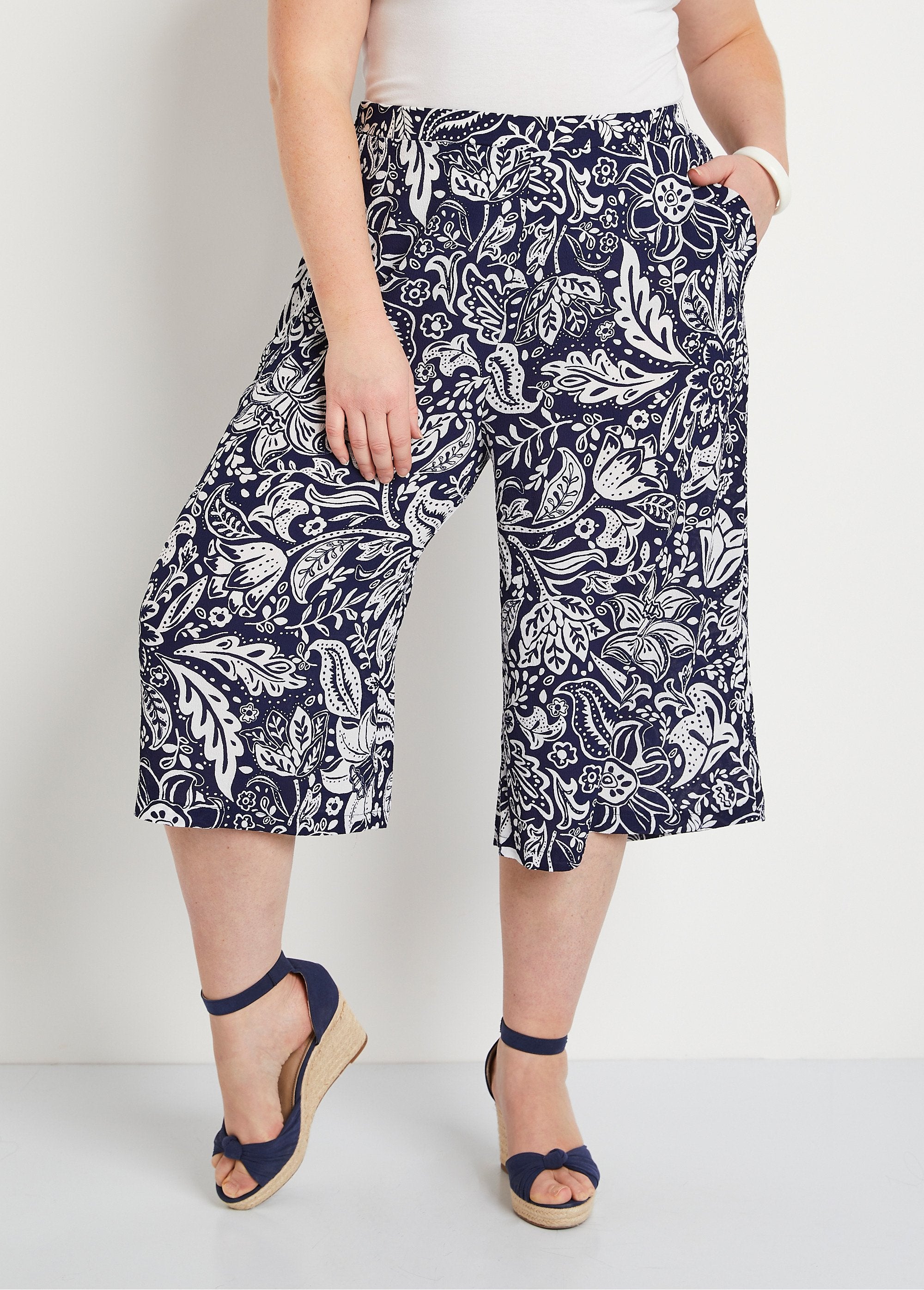 Culottes_with_elasticated_waist_and_embossed_fabric_Blue_and_white_FA1_curvy