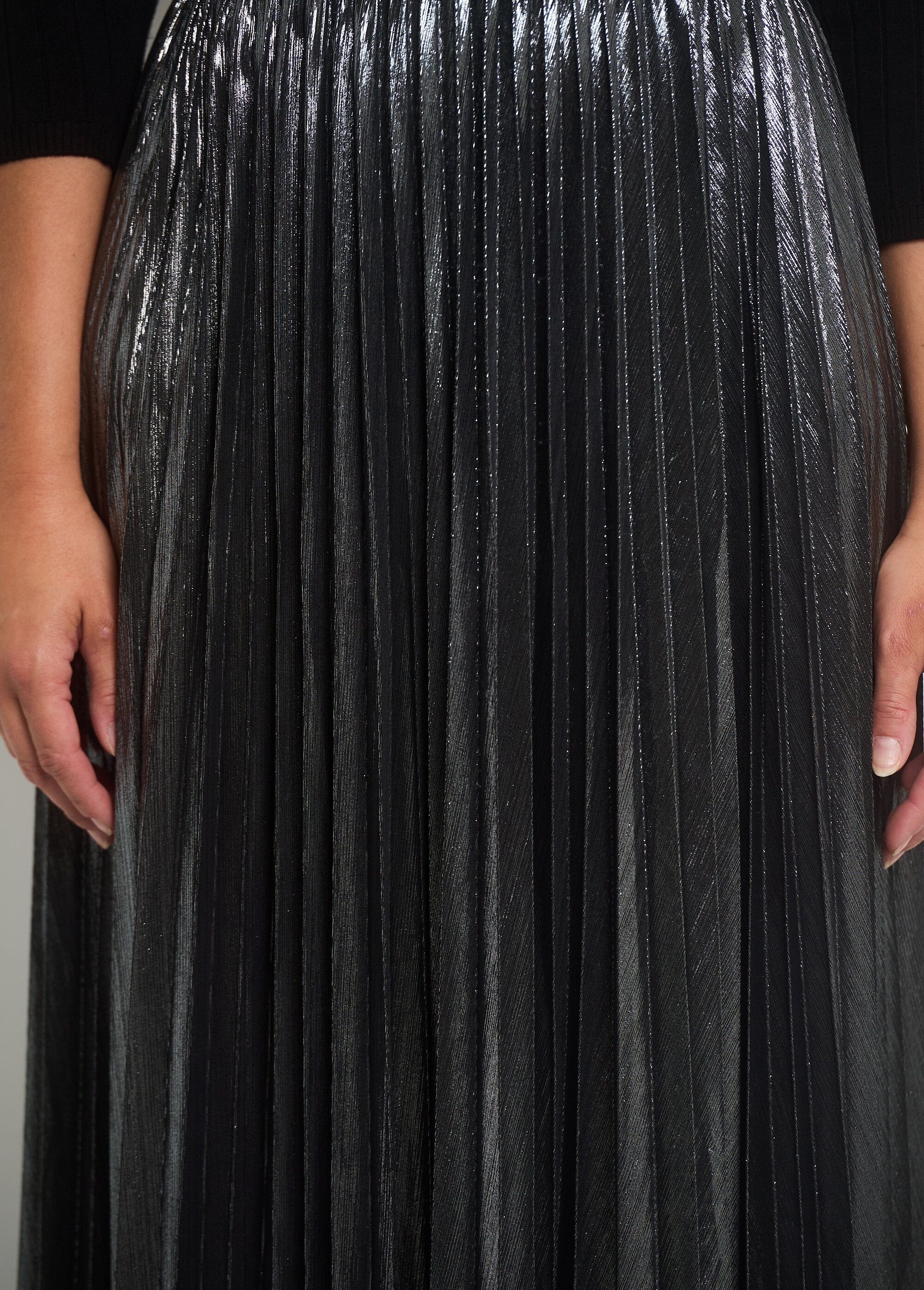 Long_pleated_metallic_skirt_Anthracite_DE2_slim