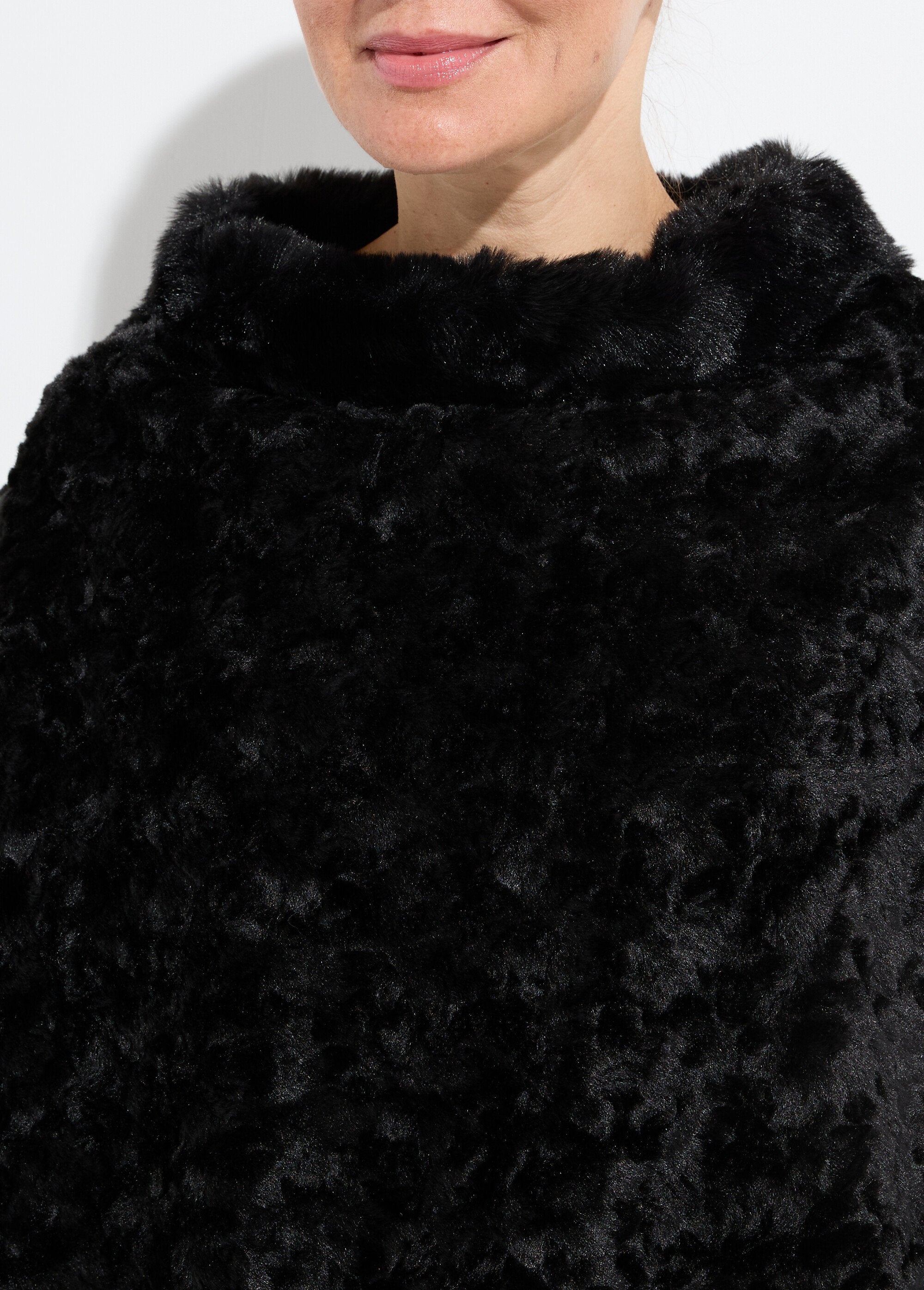 Sherpa-style_fleece_high-neck_poncho_Black_DE1_slim