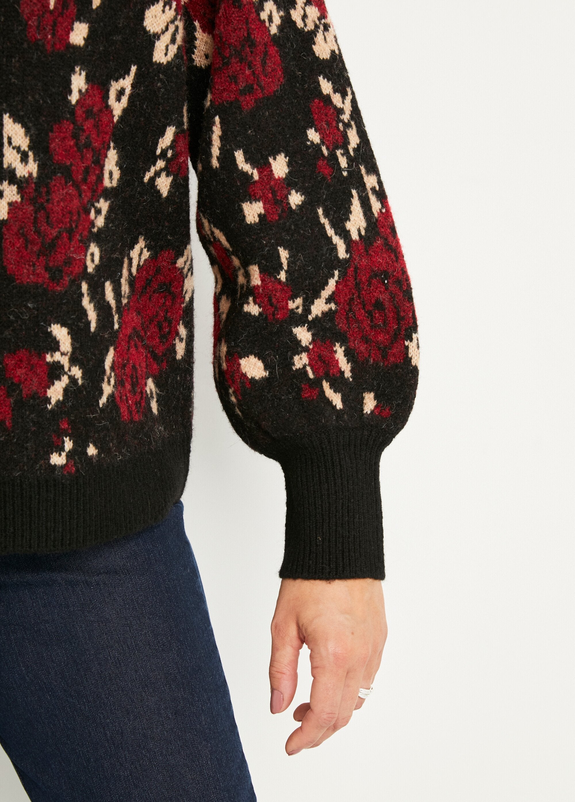 Warm_raglan_collar_floral_jacquard_sweater_Black_and_red_DE2_slim