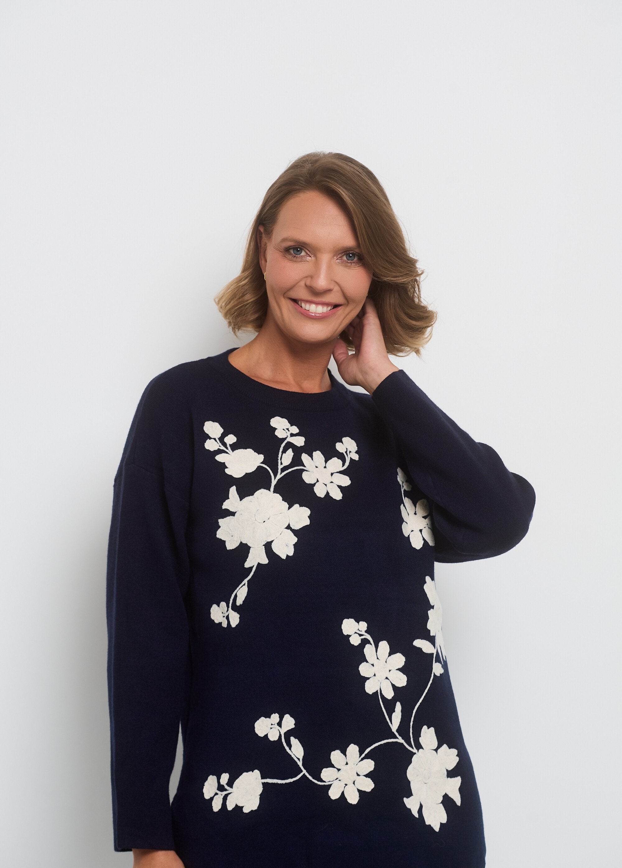 Round_neck_sweater_with_floral_appliqué_pattern_Marine_DE1_slim