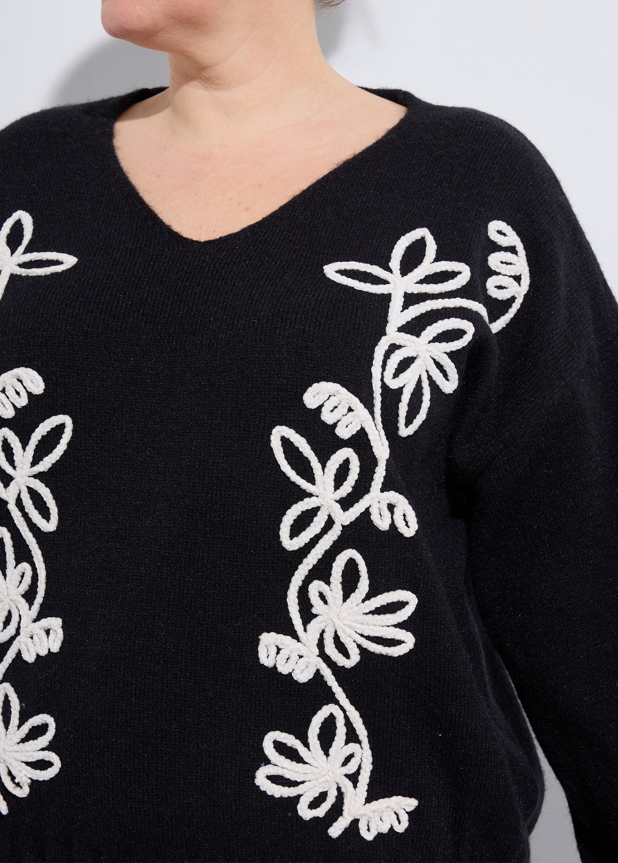 V-neck_sweater_with_floral_embroidery_Black_DE1_curvy