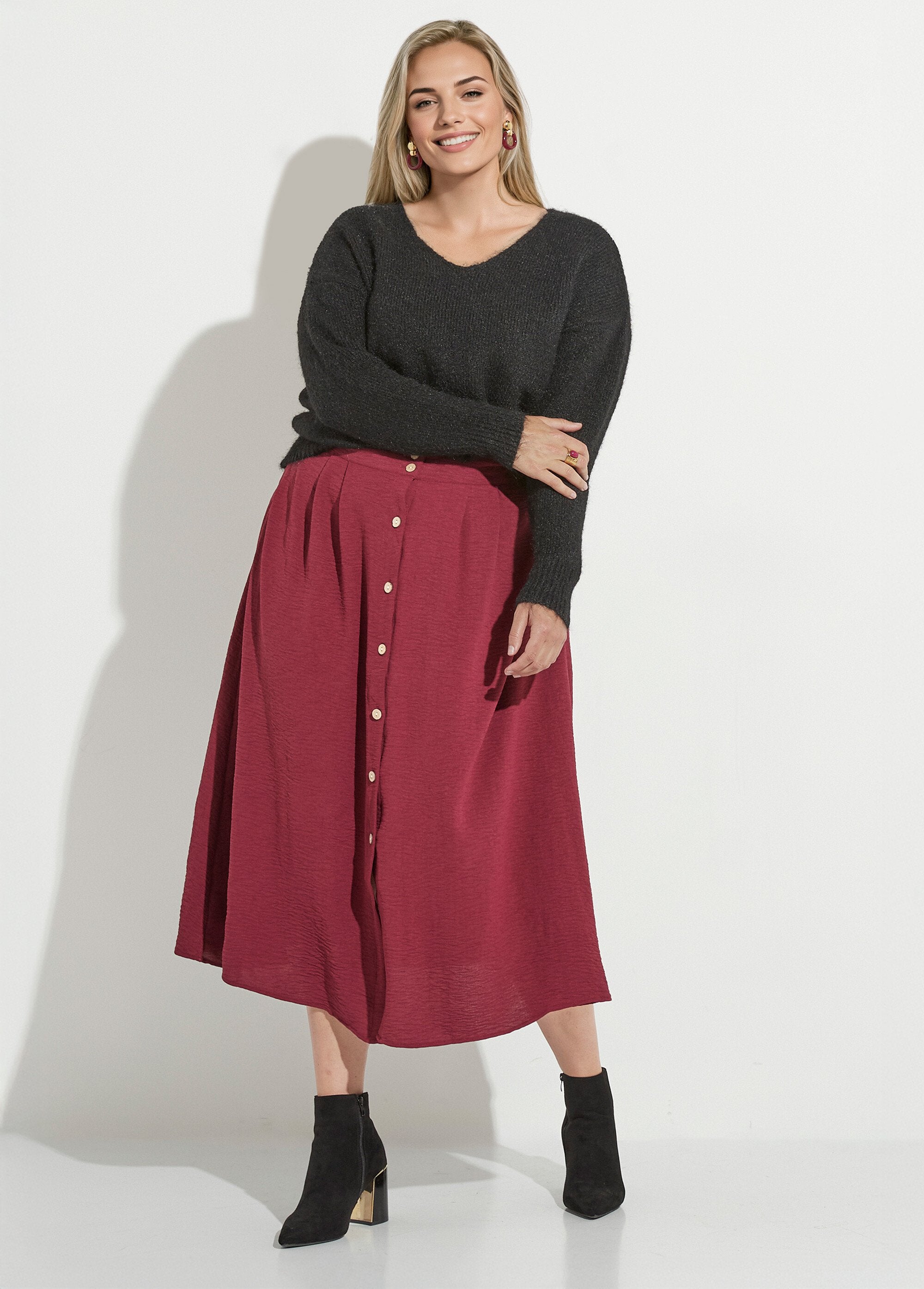 Thin_and_warm_V-neck_sweater_with_wool_Black_SF1_curvy