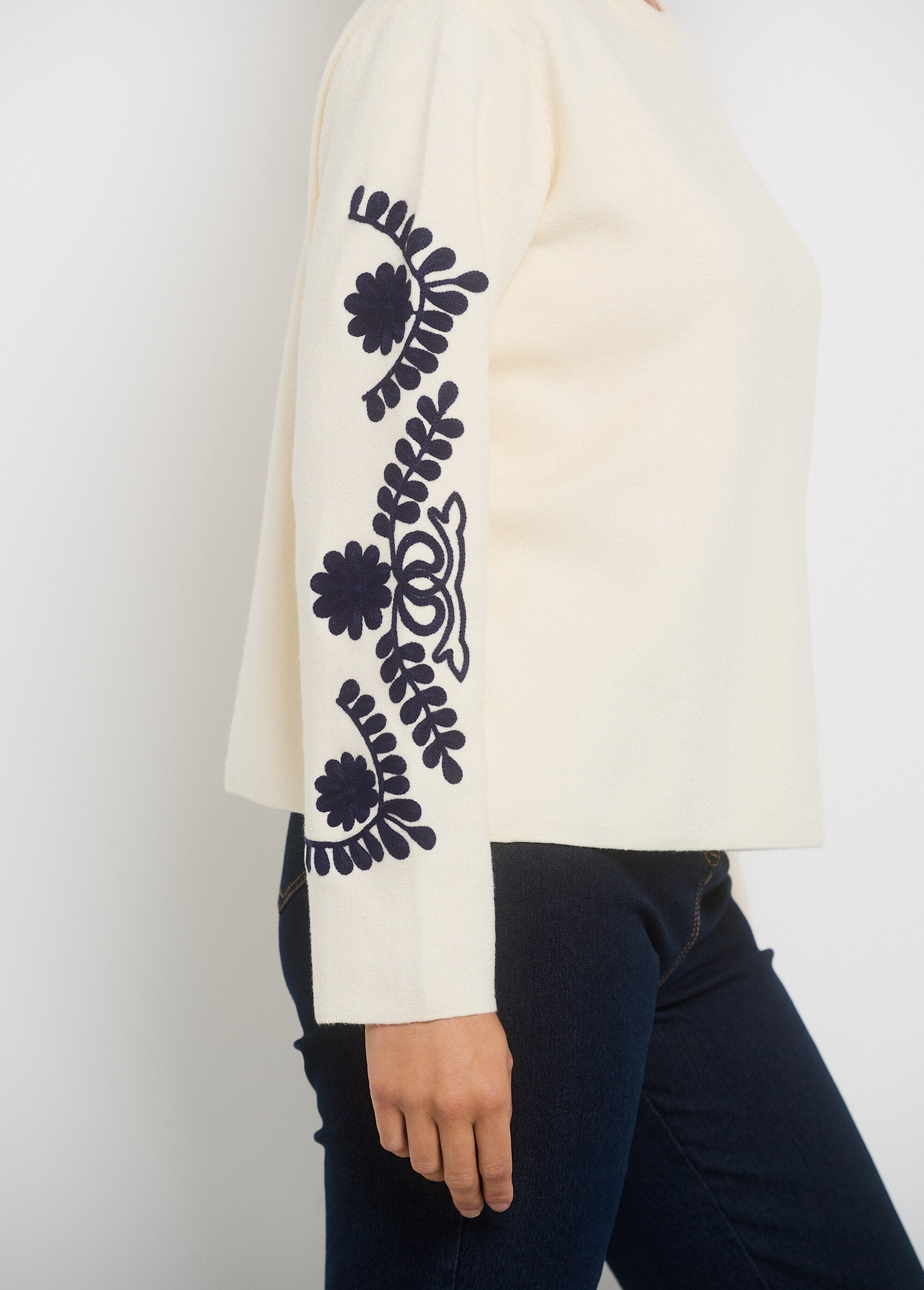 Sweater_sleeves_with_fancy_embroidery_Ecru_DR1_slim