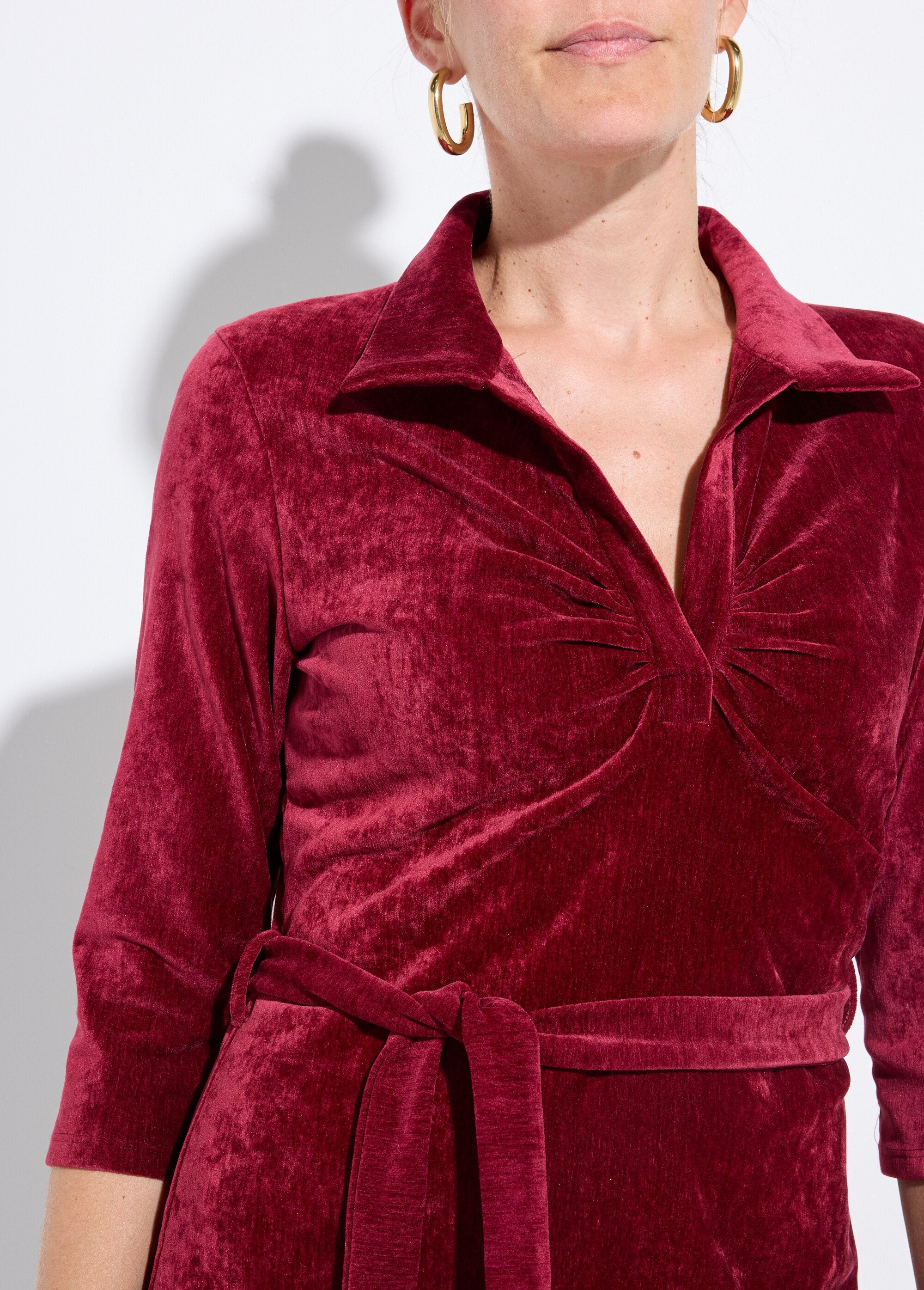 V-neck_dress_with_belt_in_short_velvet_Bordeaux_DE1_slim
