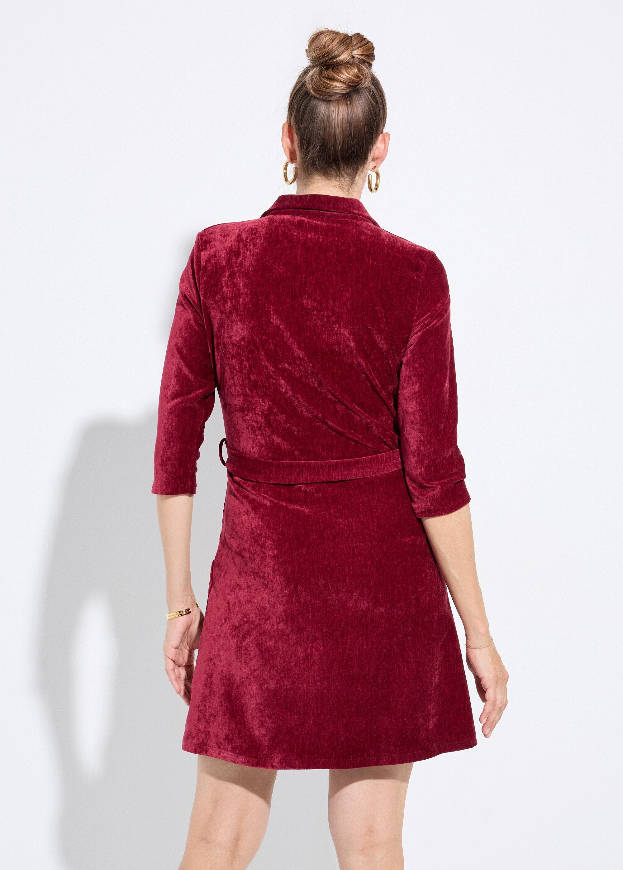 V-neck_dress_with_belt_in_short_velvet_Bordeaux_DO1_slim