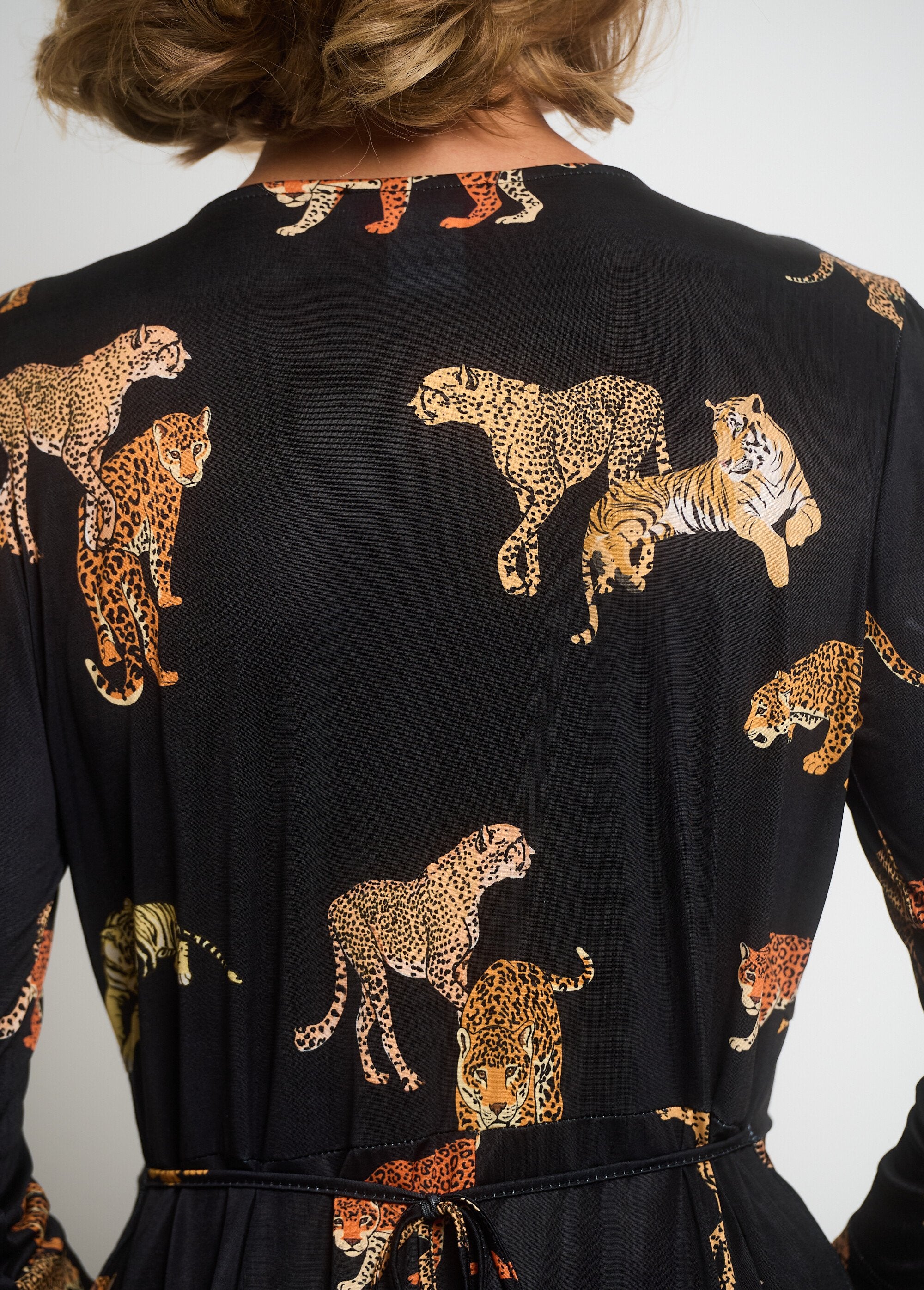 Flowing_animal_print_dress_with_V-neck_Black_prints_DE2_slim