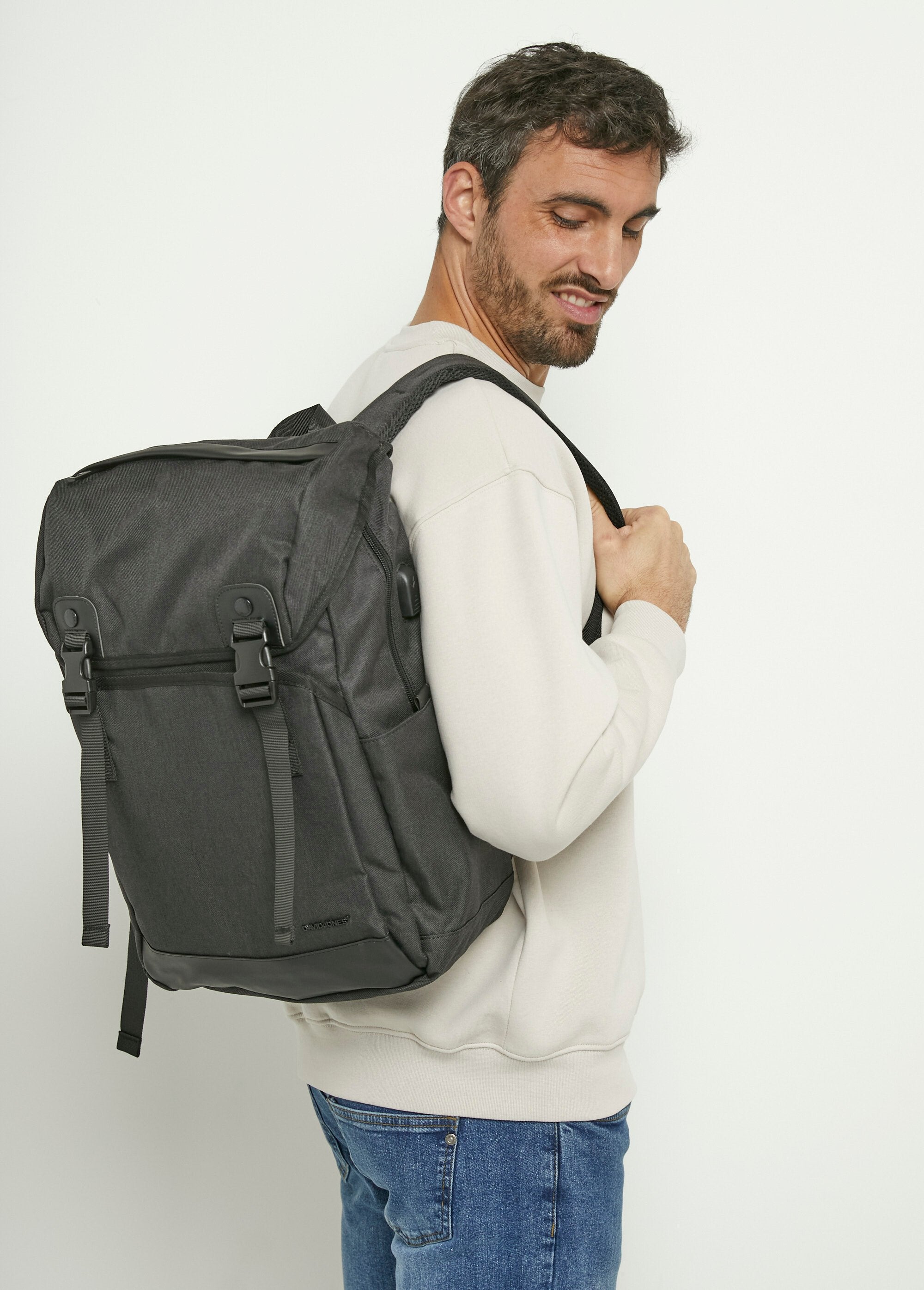 Multi-pocket_urban_backpack_Black_DE1_slim