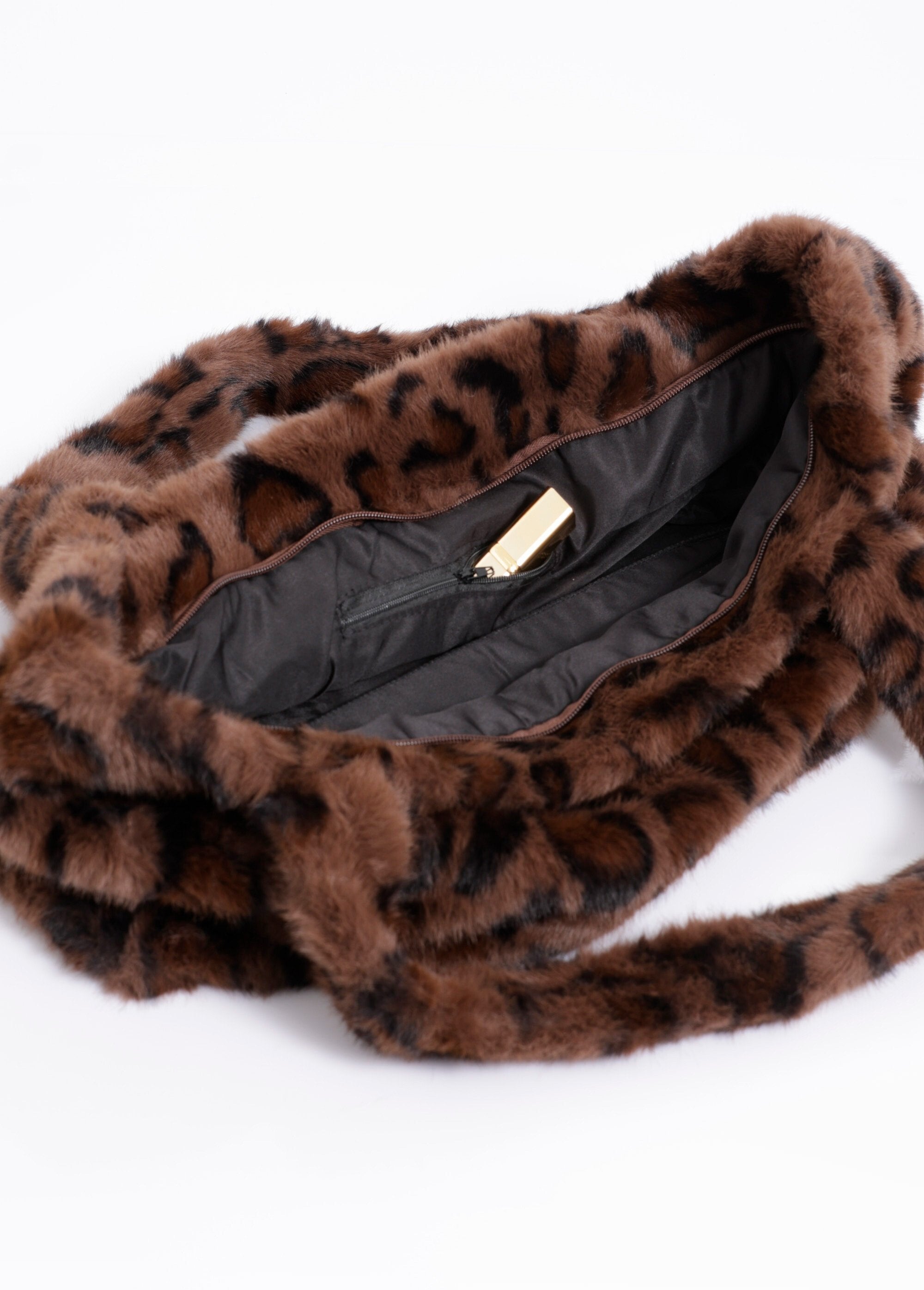 Faux_fur_bag,_leopard_print_Brown_DE1_slim