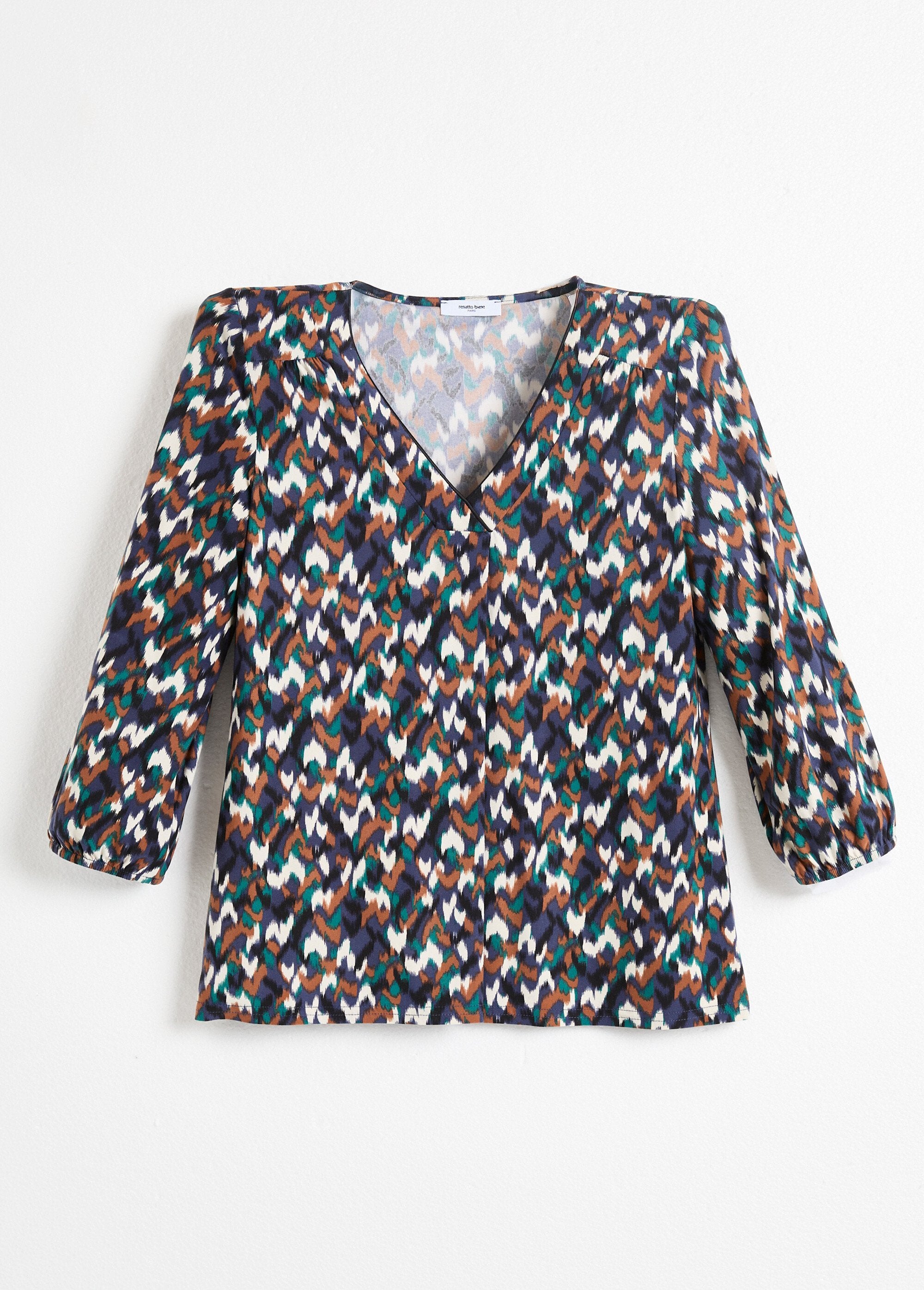 Loose_V-neck_t-shirt_with_3/4_sleeves_and_graphic_print_Navy_and_green_AP1_slim