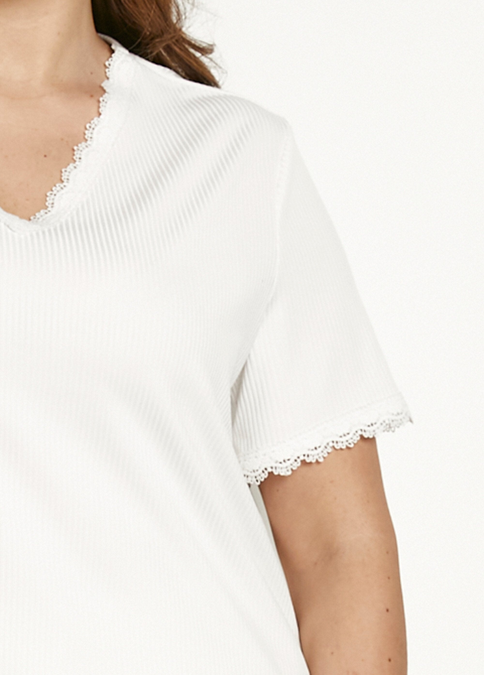 V-neck_t-shirt_with_fine_lace_ribbing_and_short_sleeves_White_DE1_curvy