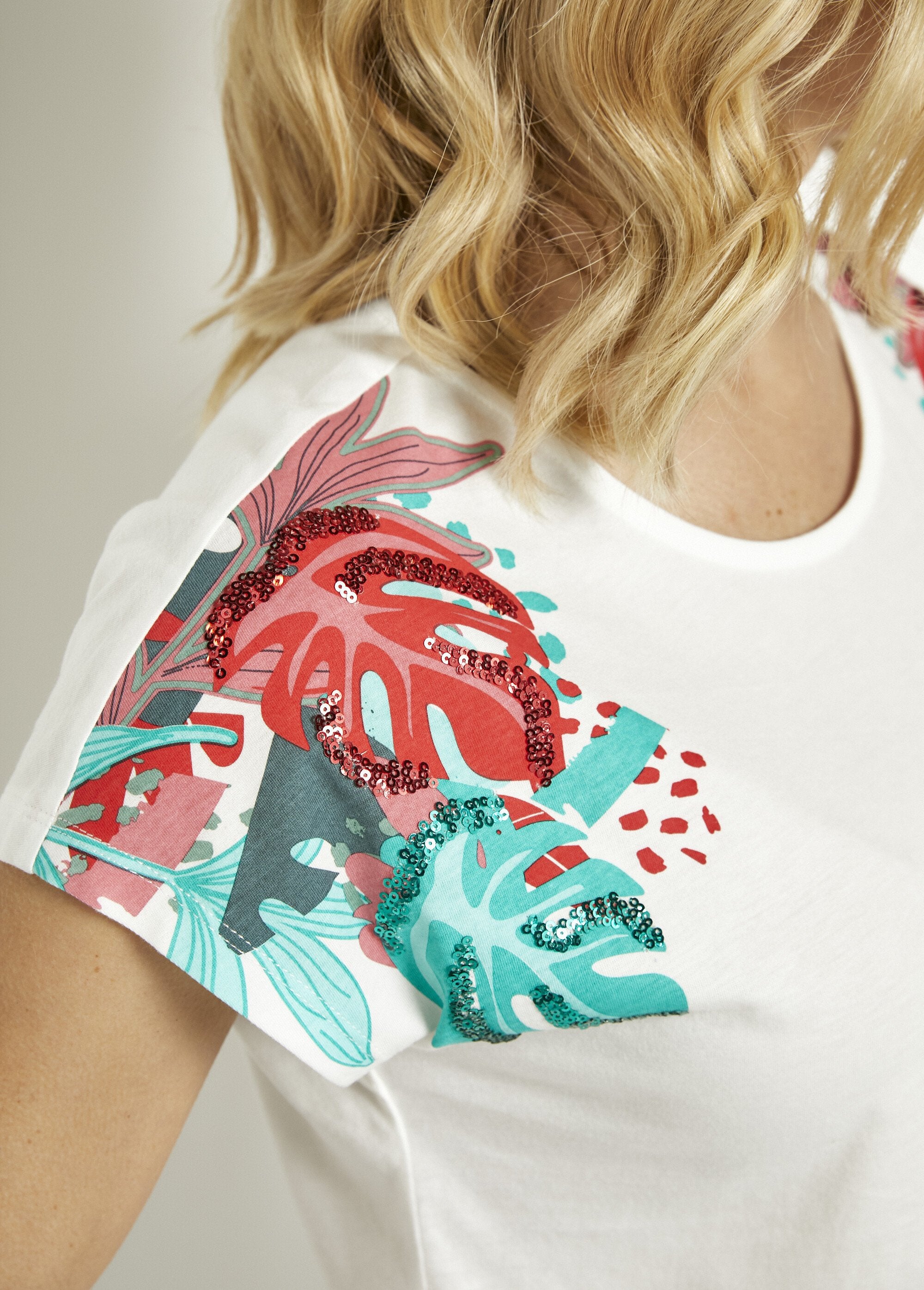 White_short_t-shirt_with_sequin_pattern_and_round_neck_White_background_DE1_slim