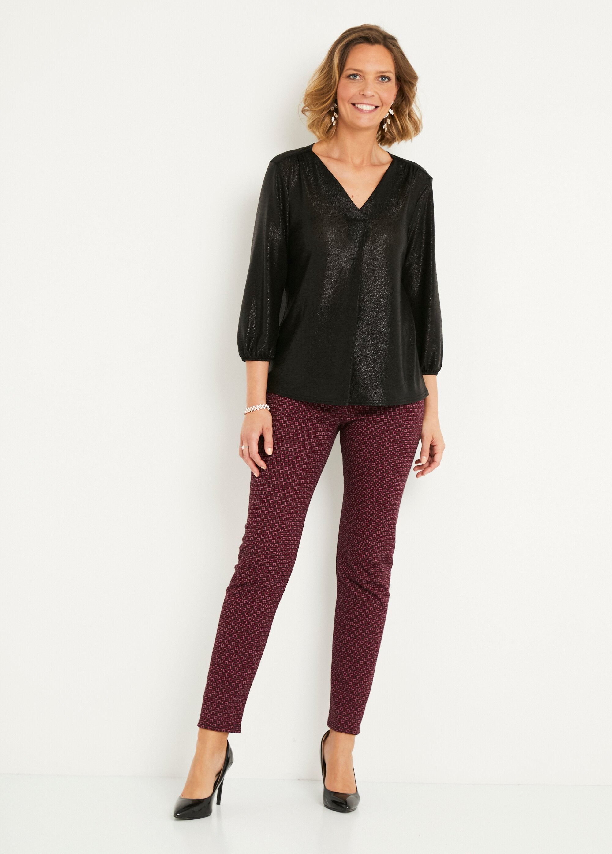 Mid-length_loose_shiny_knit_V-neck_t-shirt_Black_SF1_slim