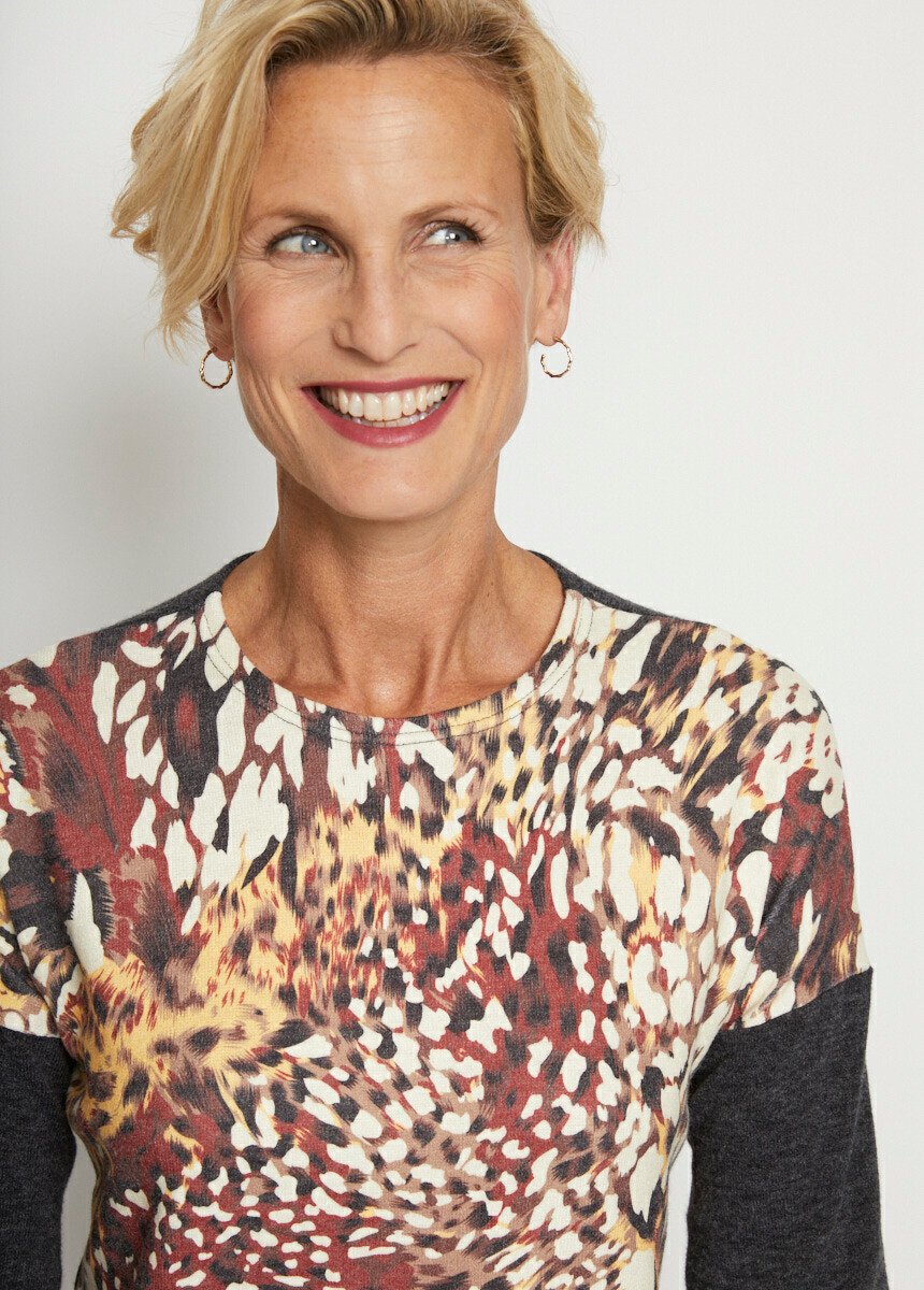 Long_sleeve_t-shirt_with_printed_front_Grey_and_honey_DE1_slim