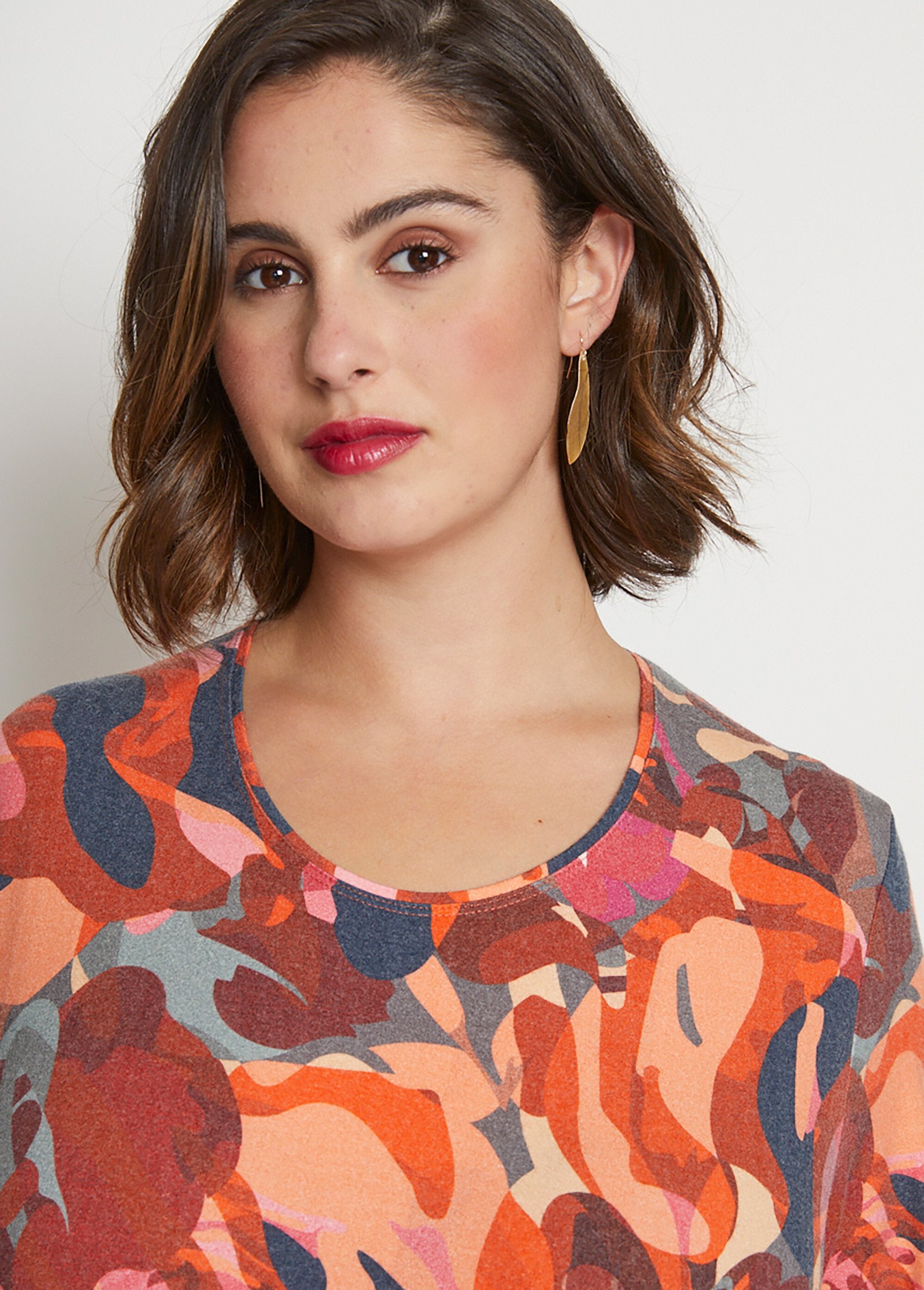 Long-sleeved_printed_T-shirt_Blackcurrant_and_gray_DE1_curvy