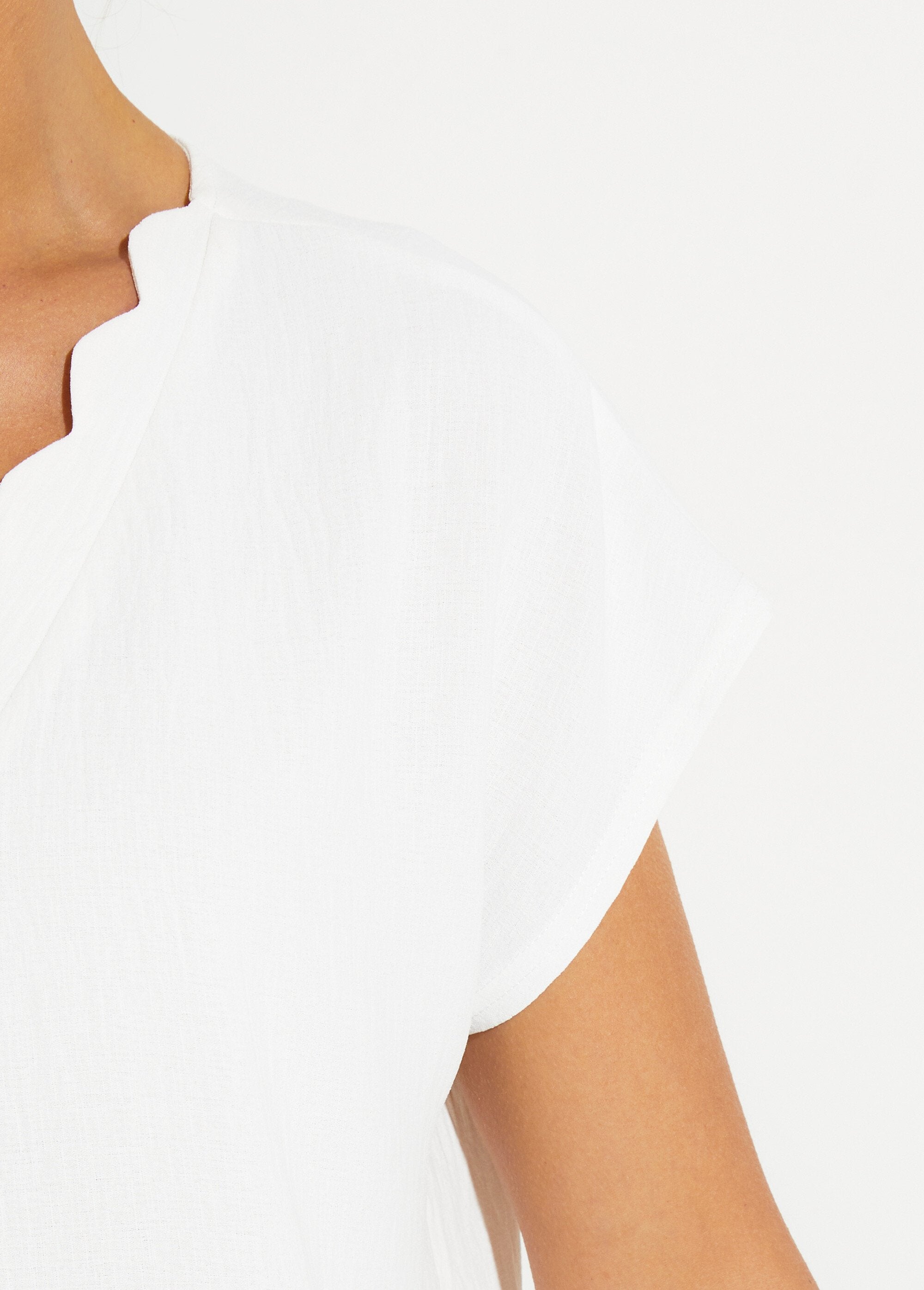 Short-sleeved_top_with_scalloped_V-neck_Blanc_DE3_slim