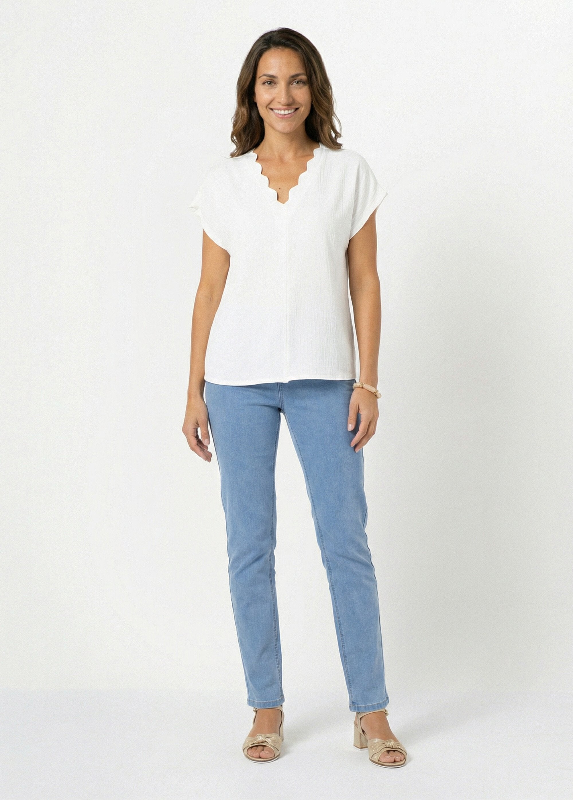 Short-sleeved_top_with_scalloped_V-neck_Blanc_SF1_slim