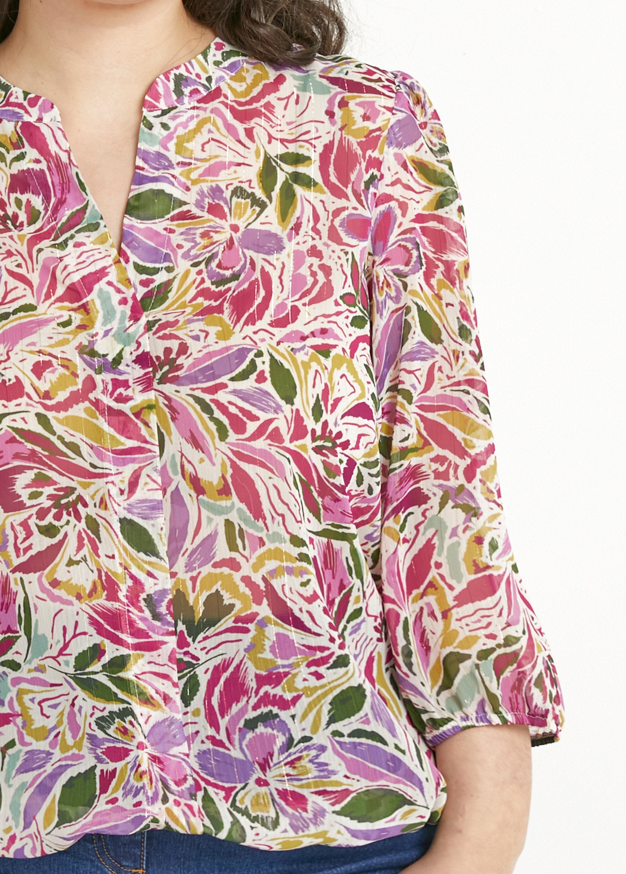 Long_tunic_with_V-neck_and_shiny_floral_voile_Multicolor_DE1_curvy