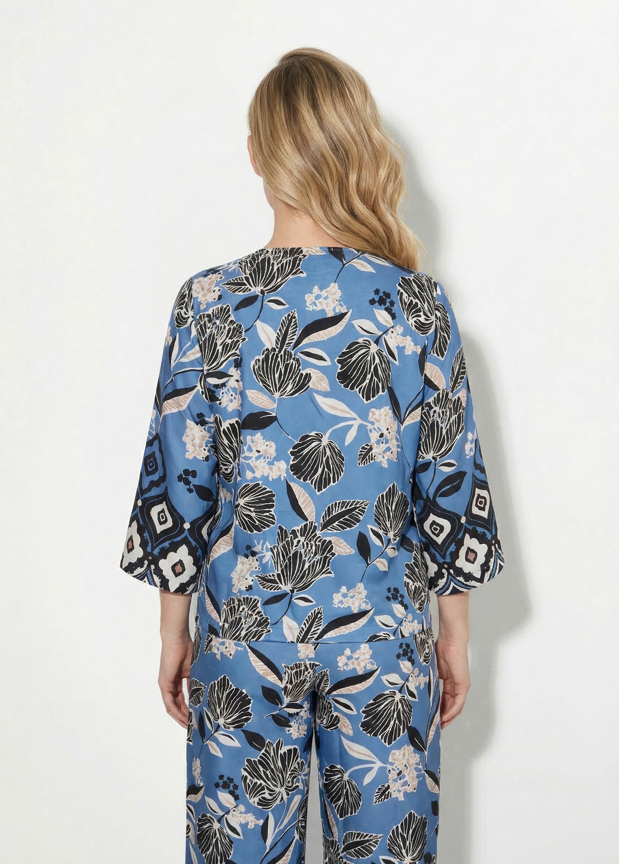 Satin_tunic_with_oriental_flower_pattern_Blue_prints_DO1_slim