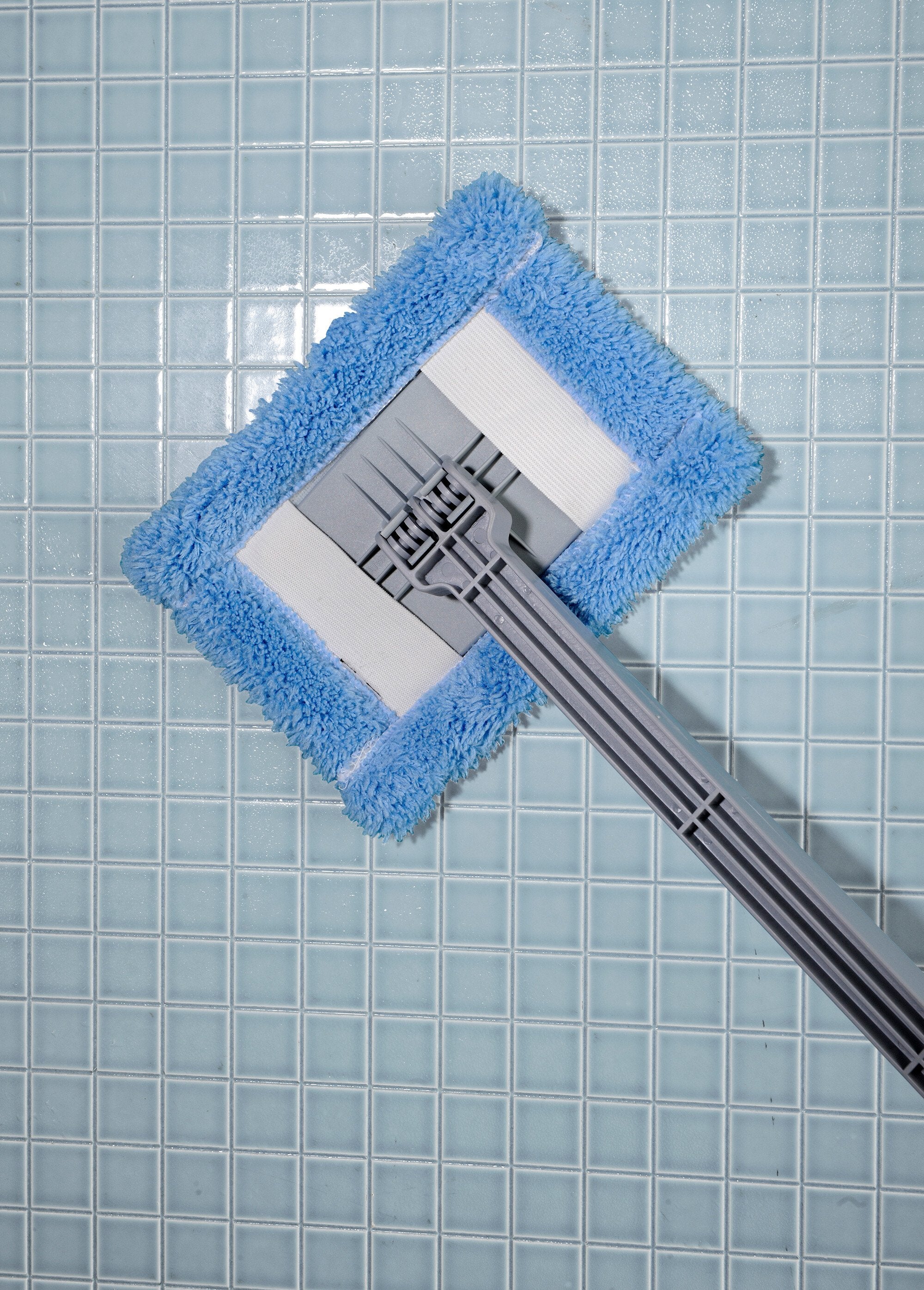 Multi-use_extendable_bathroom_brush_Blue_FA1_slim