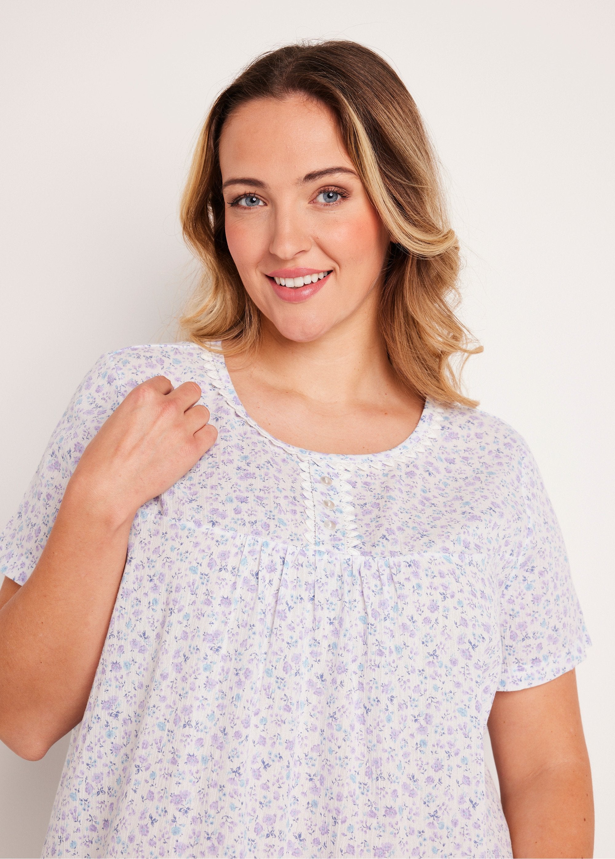 Fancy_guipure_floral_nightgown_Lilac_and_blue_DE1_curvy