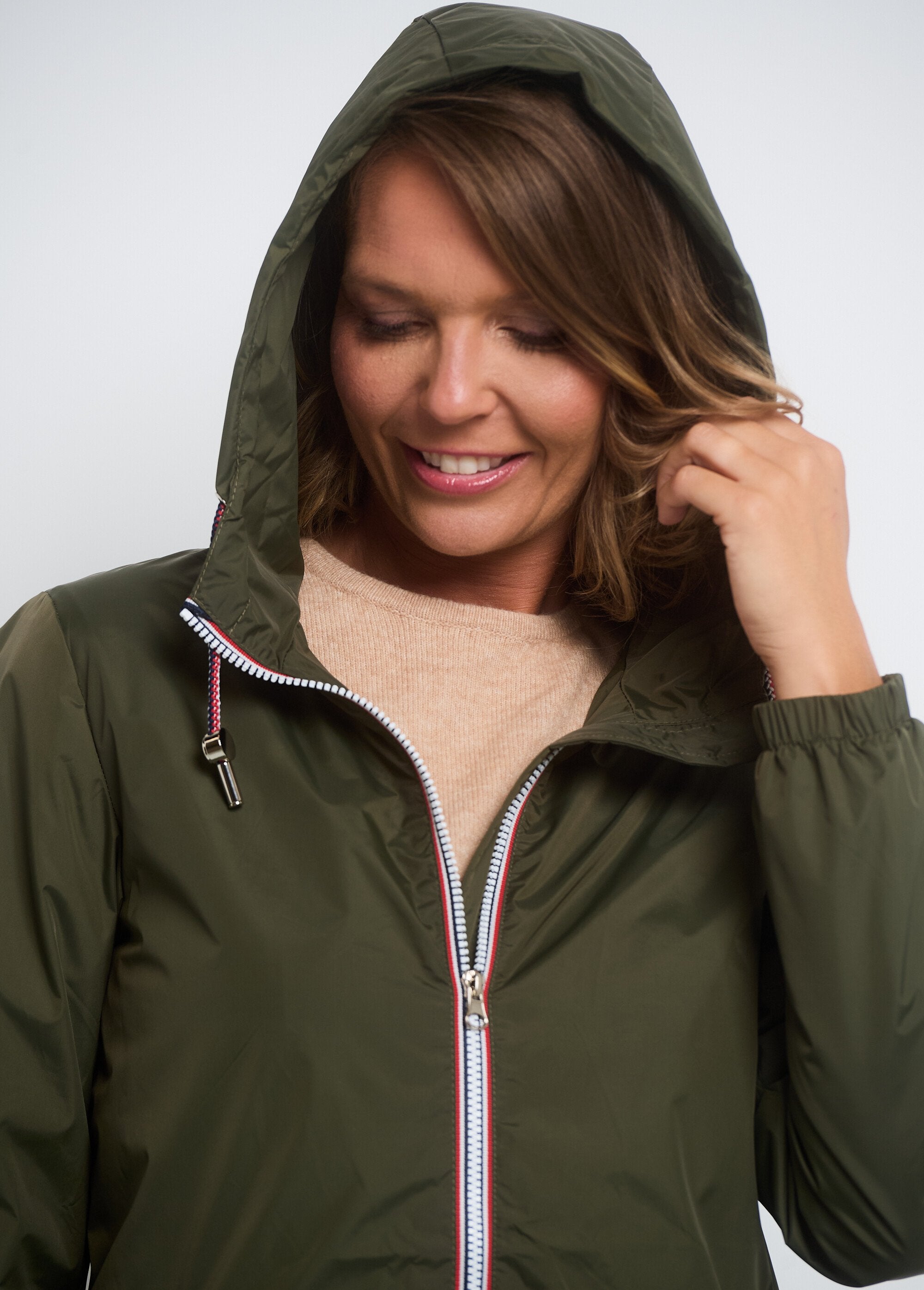 Water-repellent_windbreaker_with_hood_Khaki_DE1_slim