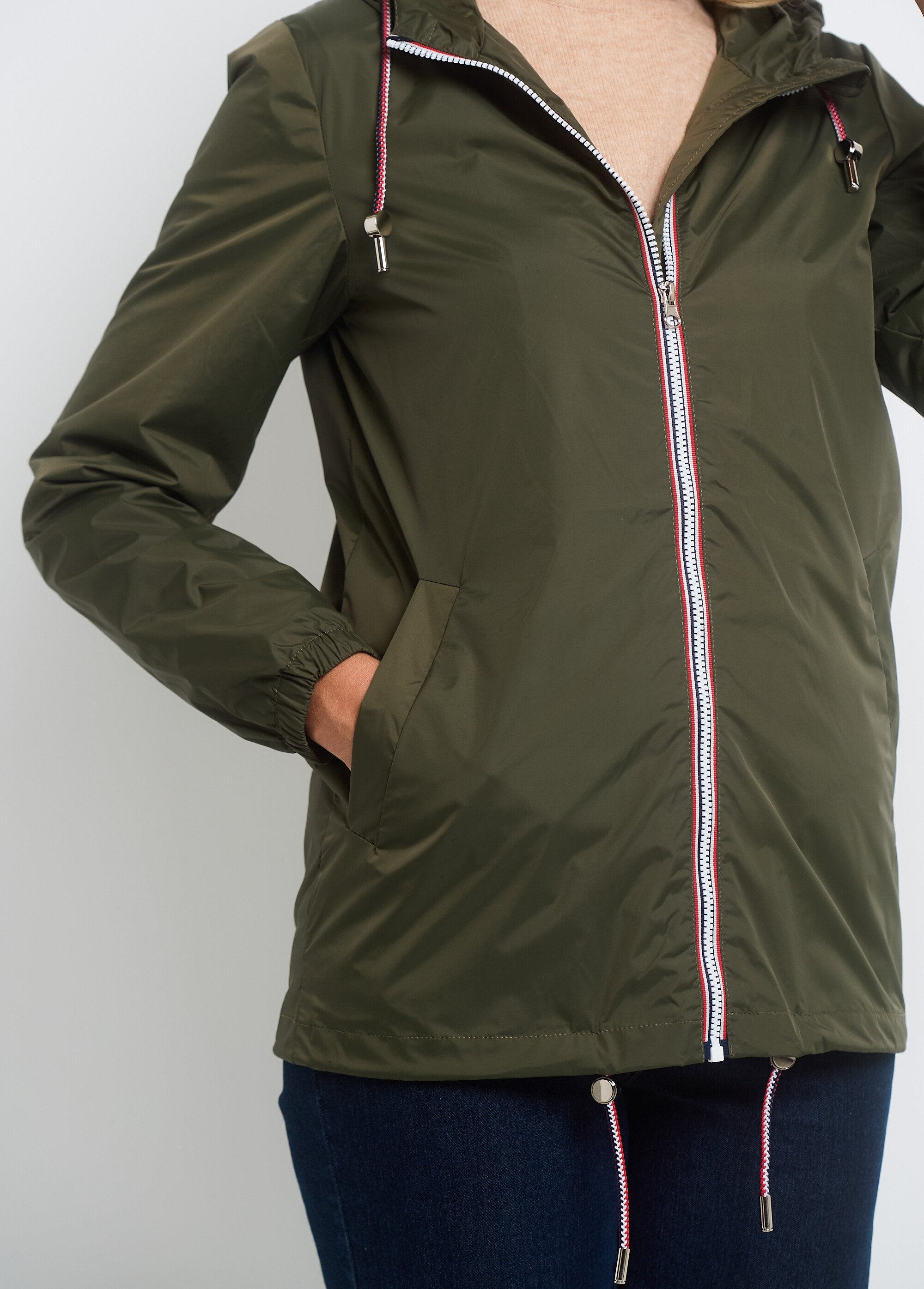 Water-repellent_windbreaker_with_hood_Khaki_DE2_slim
