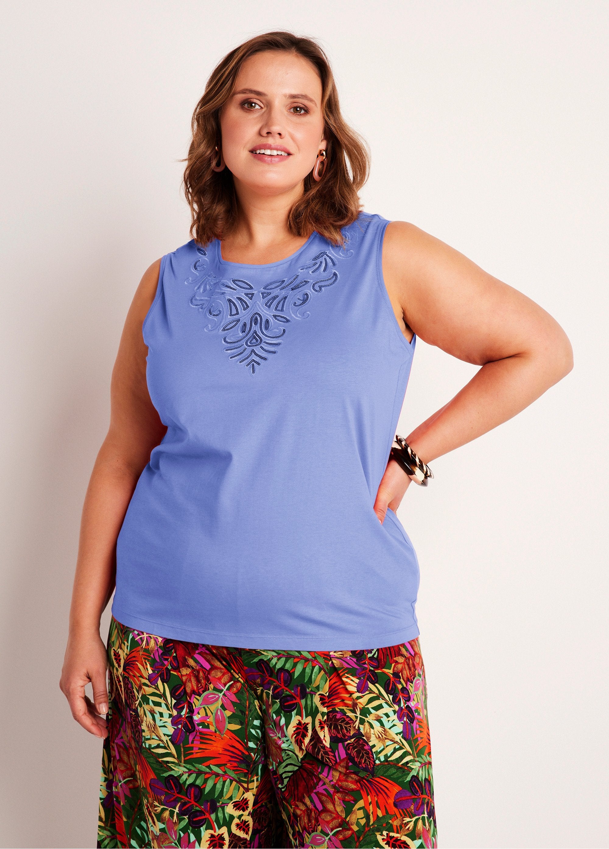 Short_plain_tank_top_embroidered_with_sequins_Blue_FA1_curvy