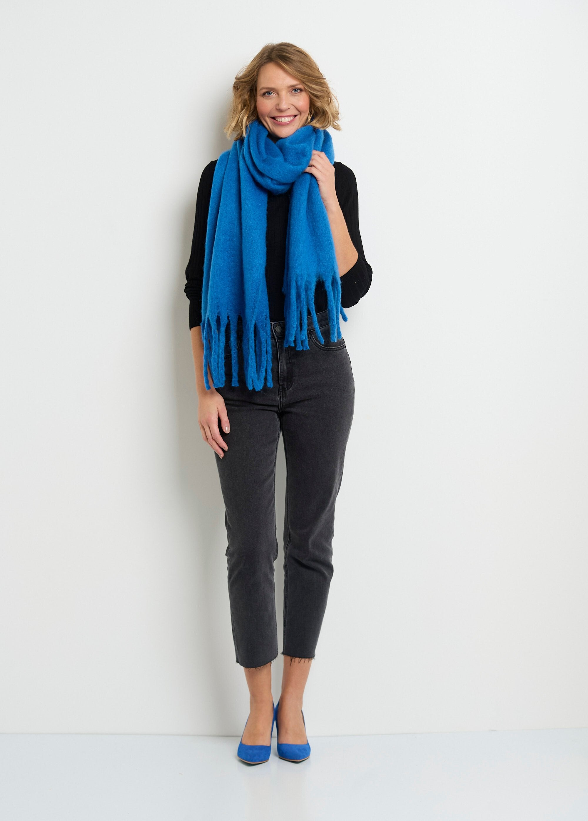 Thick_warm_plain_fluffy_scarf_Bright_blue_SF1_slim