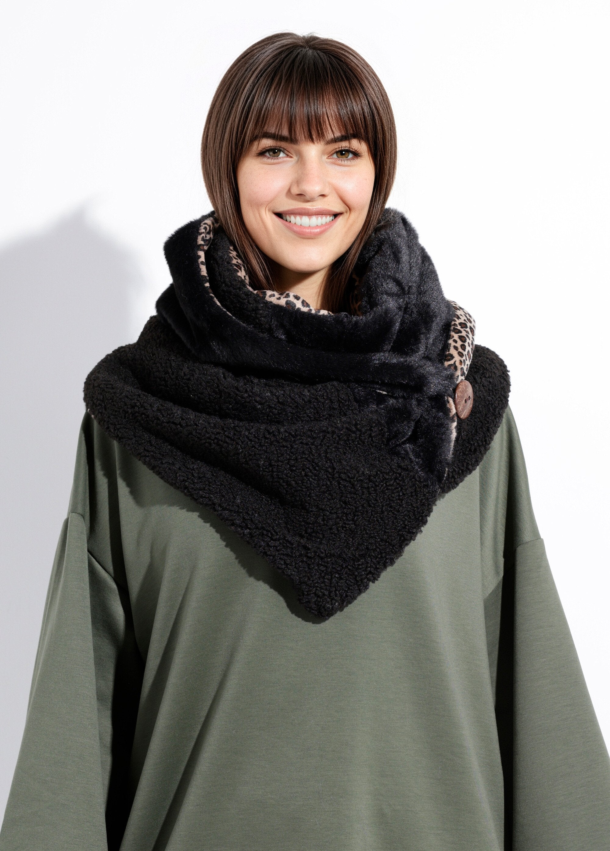 Faux_fur_triangular_scarf_with_tie_Black_DE1_slim