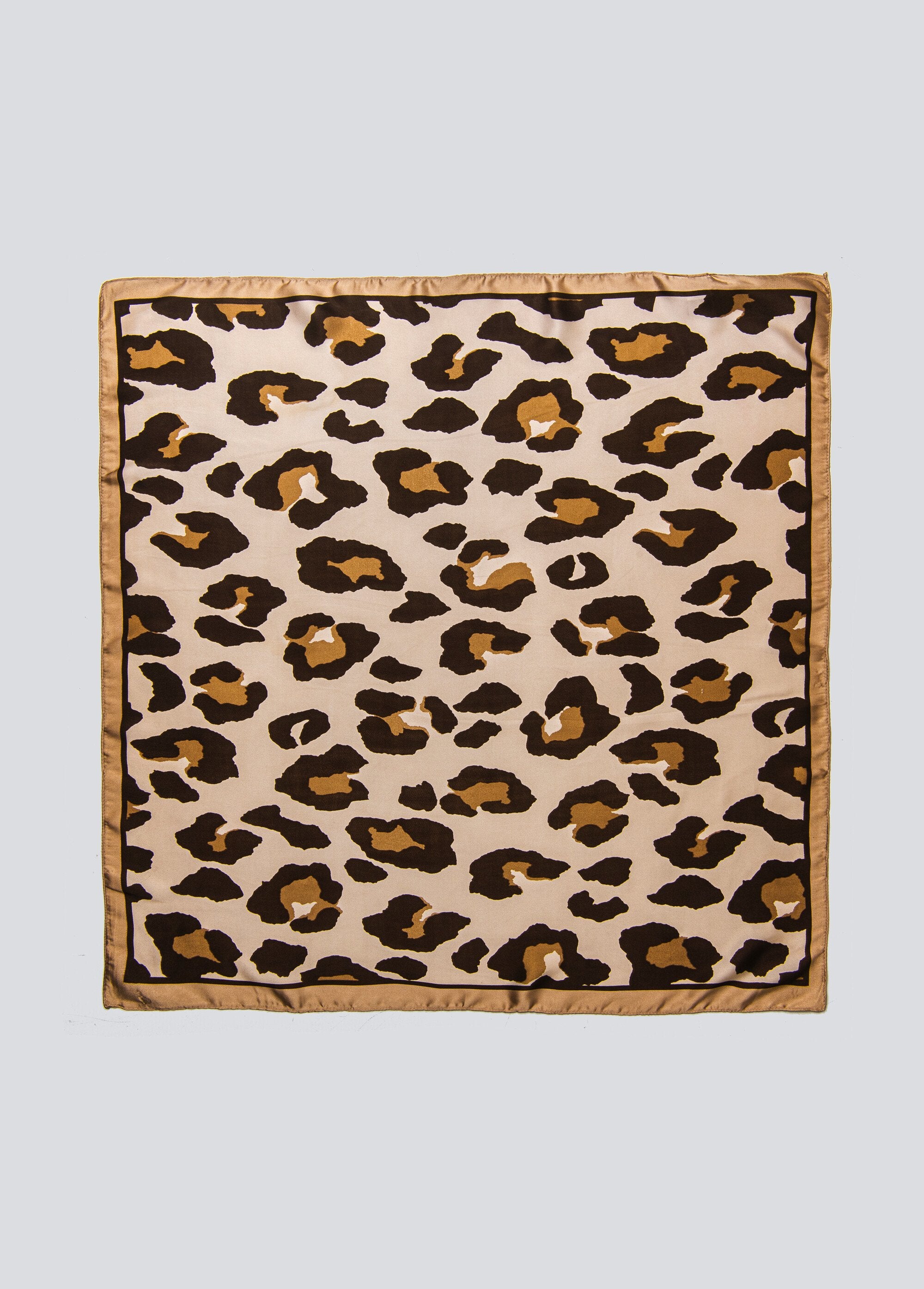 Foulard_carré_aspect_satin_motif_léopard_Beige_et_marron_AP1_slim